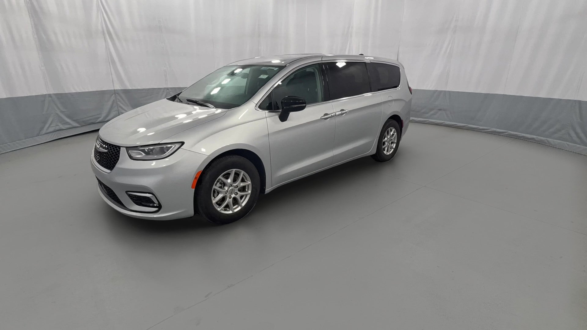 2024 Chrysler Pacifica vehicle photo