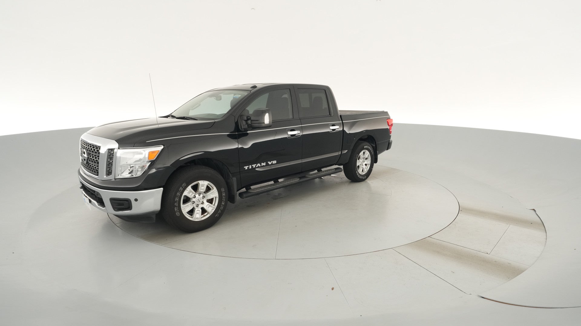 2018 Nissan Titan Crew Cab vehicle photo