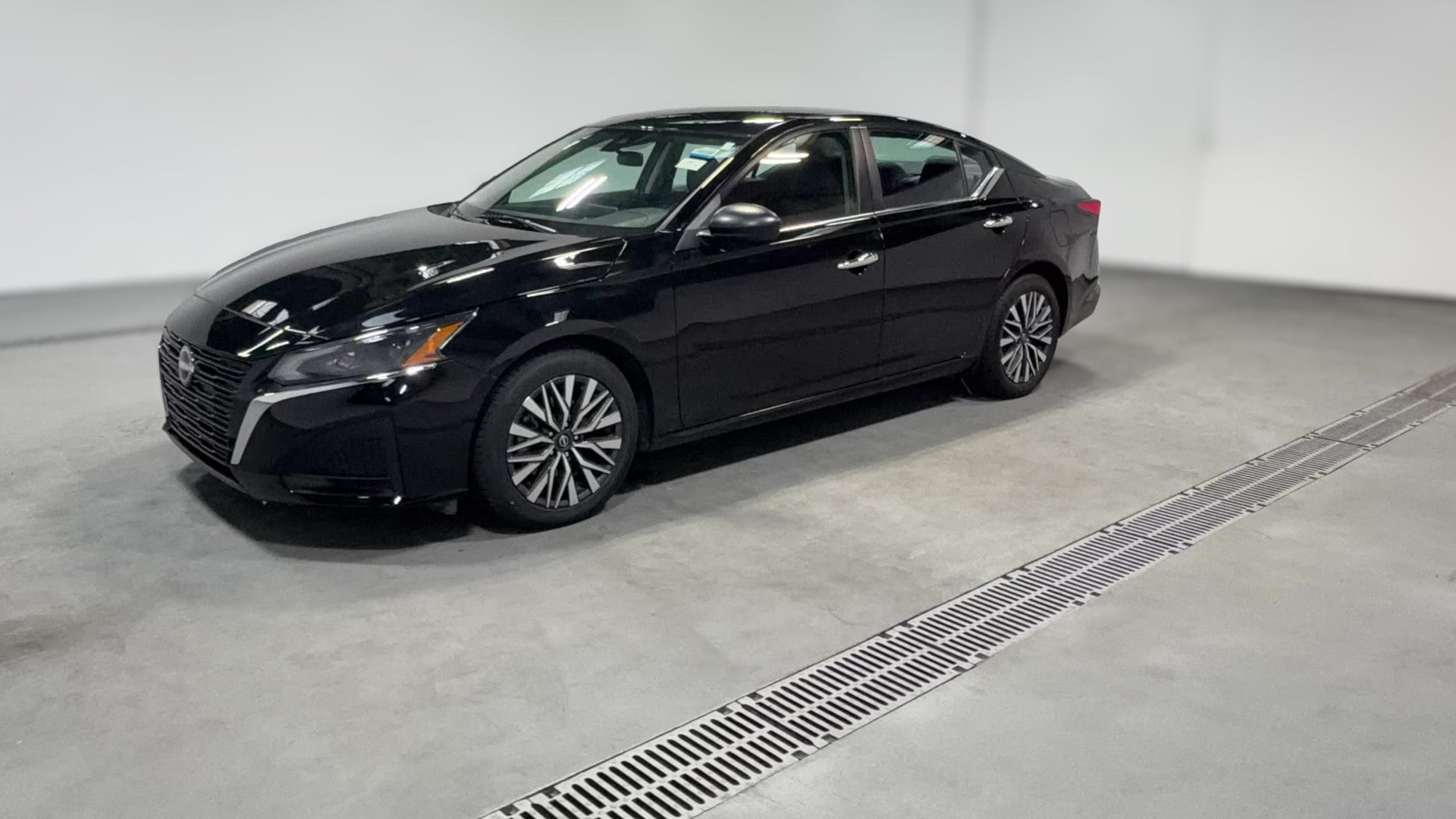 2025 Nissan Altima vehicle photo