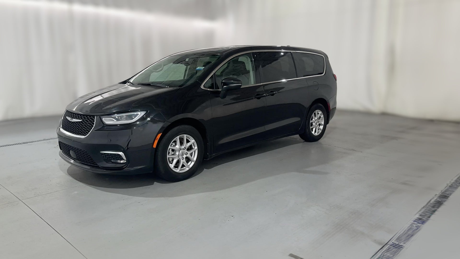 2023 Chrysler Pacifica vehicle photo