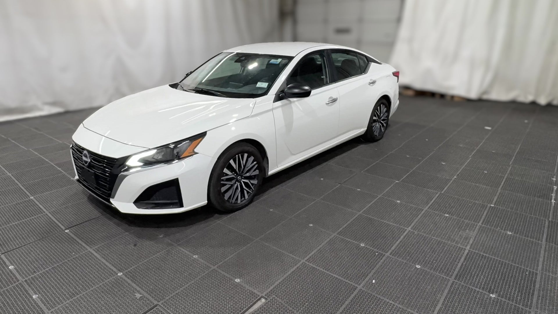2025 Nissan Altima vehicle photo