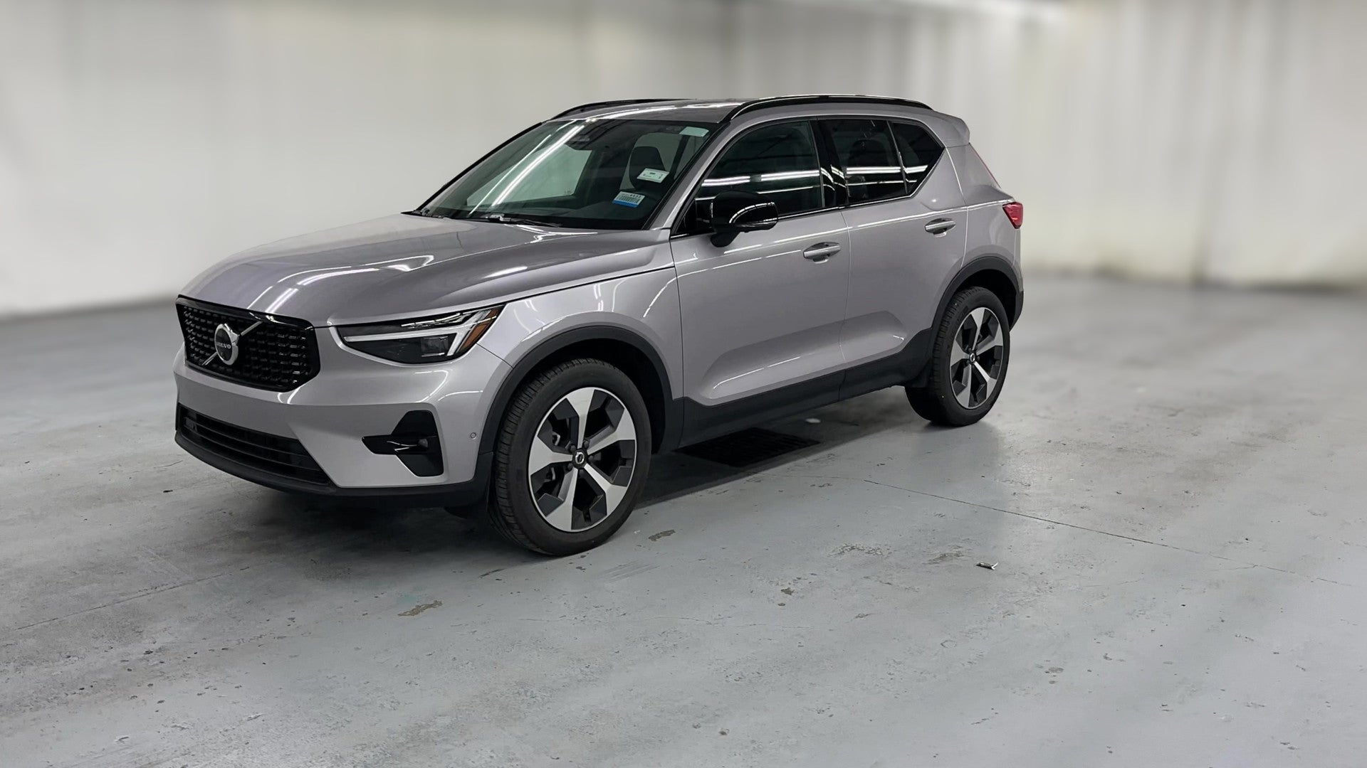 2026 Volvo XC40 vehicle photo