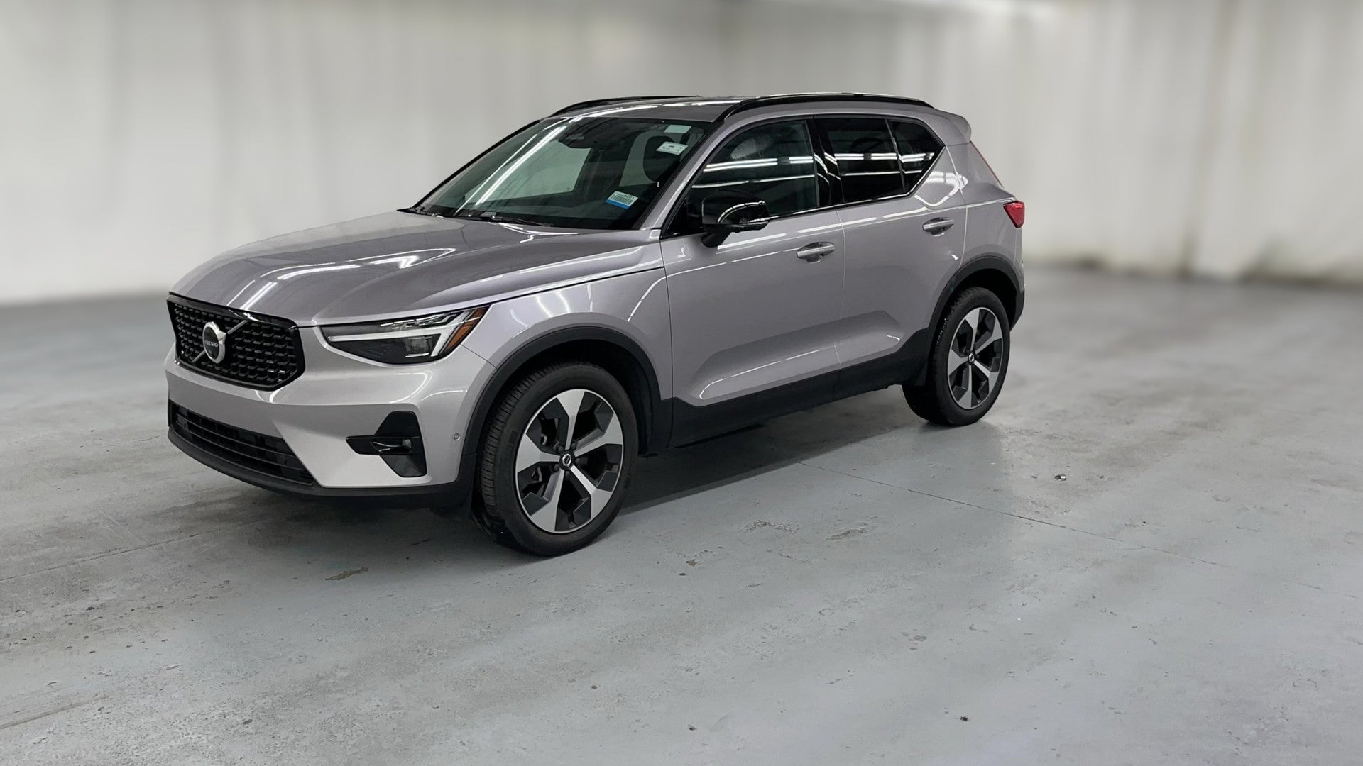 2026 Volvo XC40 vehicle photo