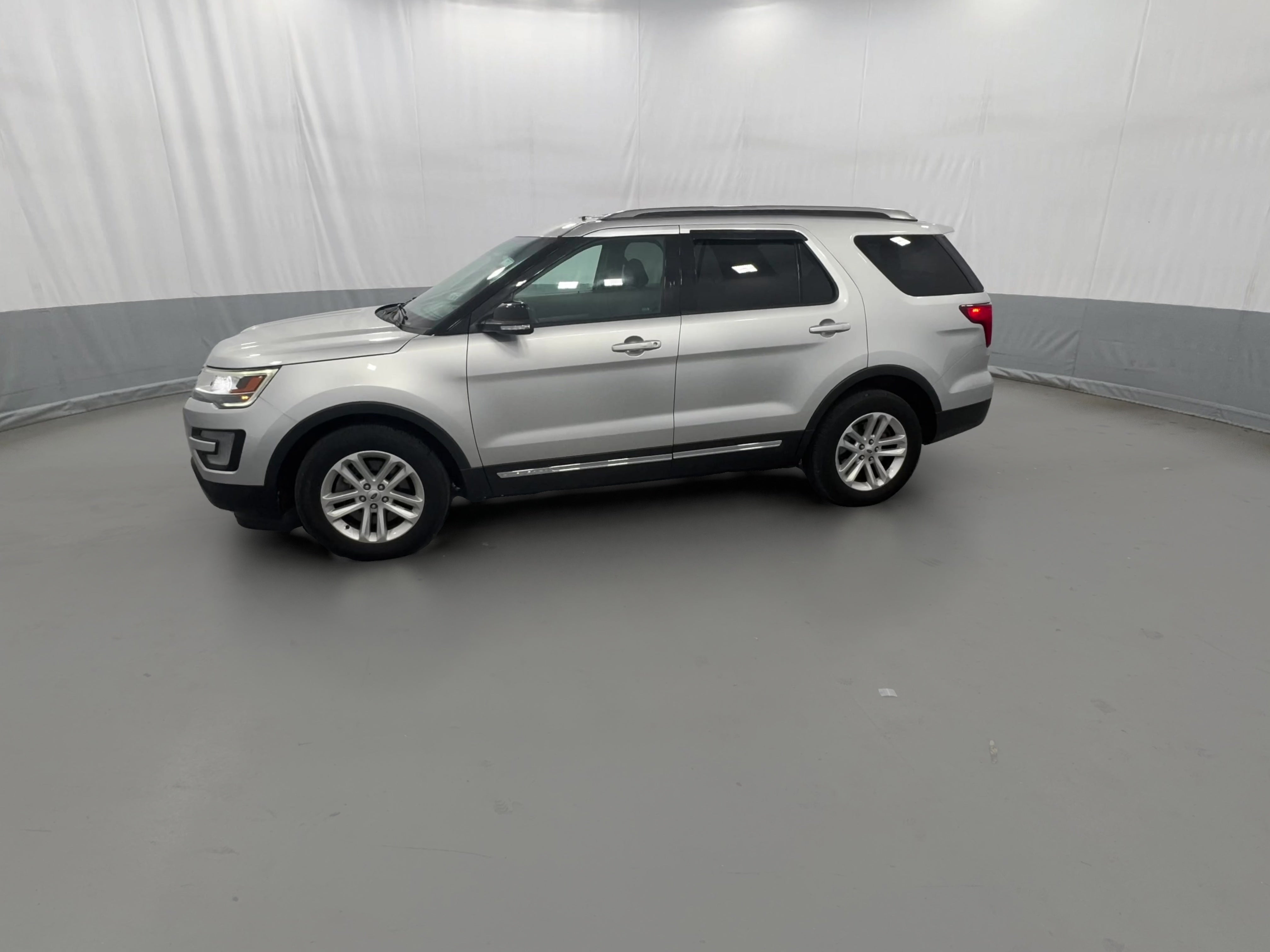 2016 Ford Explorer XLT - Photo 28
