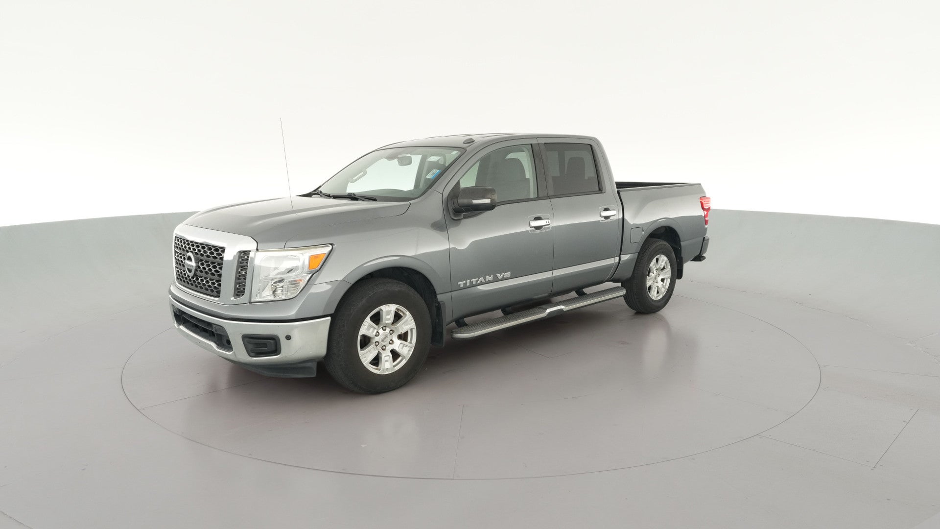 2018 Nissan Titan Crew Cab vehicle photo