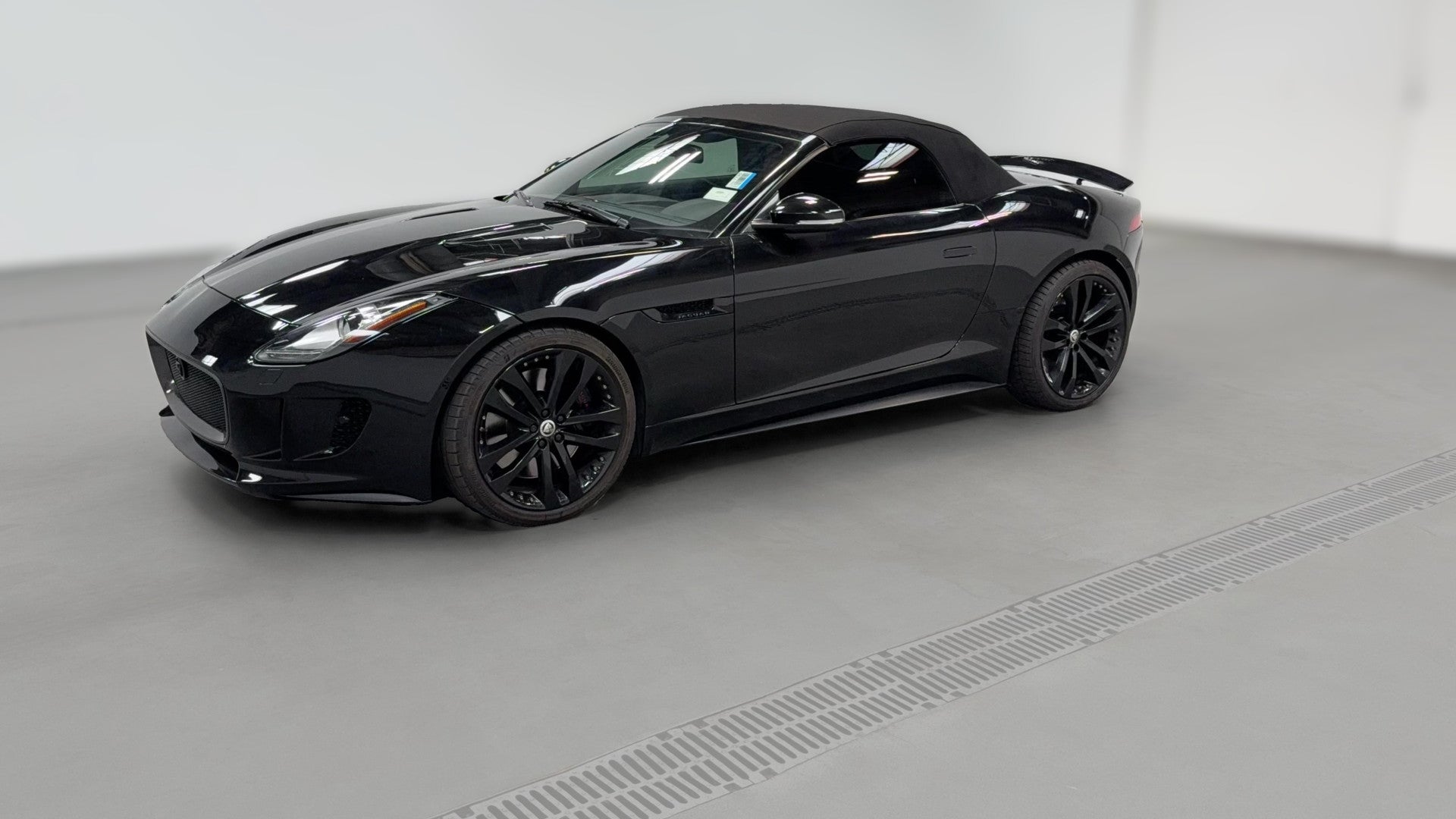 2014 Jaguar F-TYPE vehicle photo