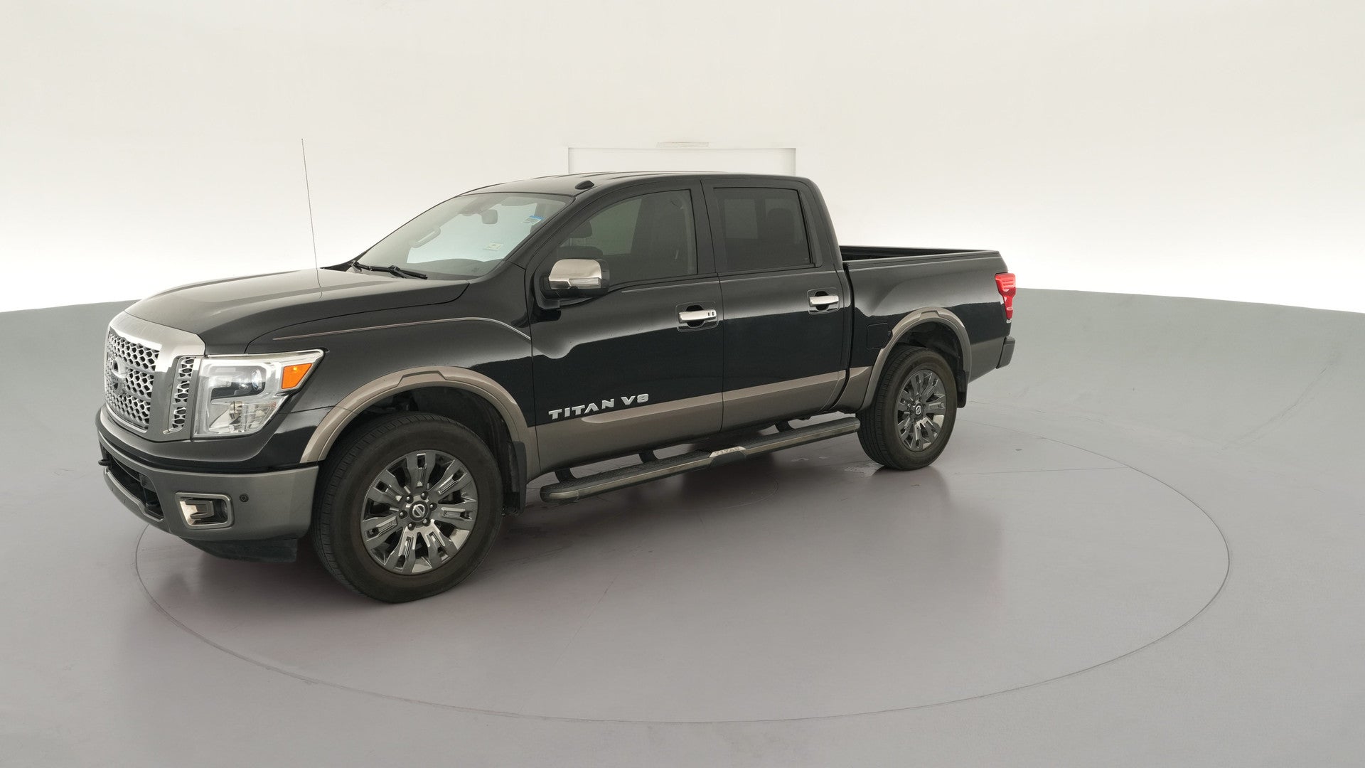 2019 Nissan Titan Crew Cab vehicle photo