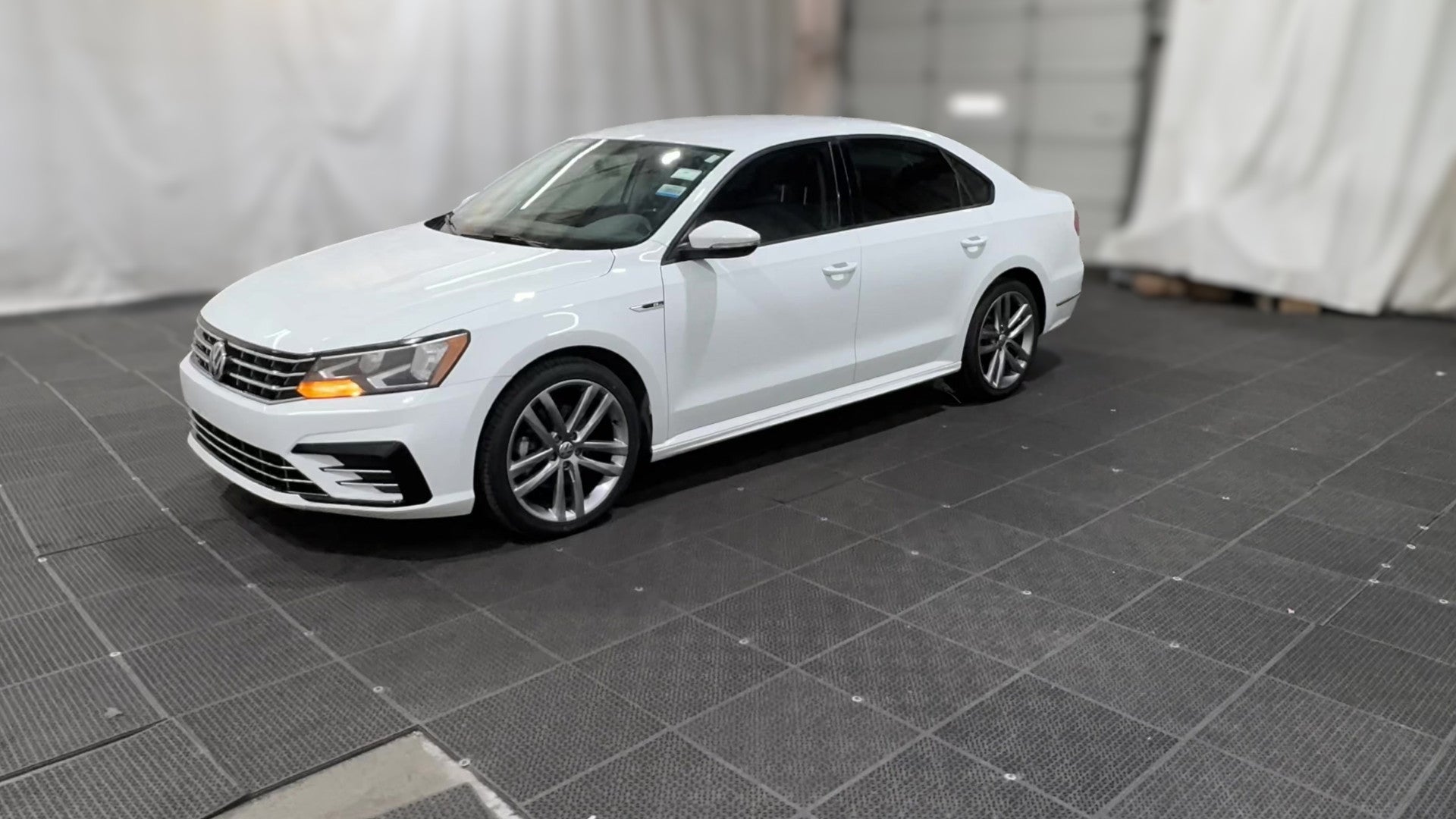2018 Volkswagen Passat vehicle photo