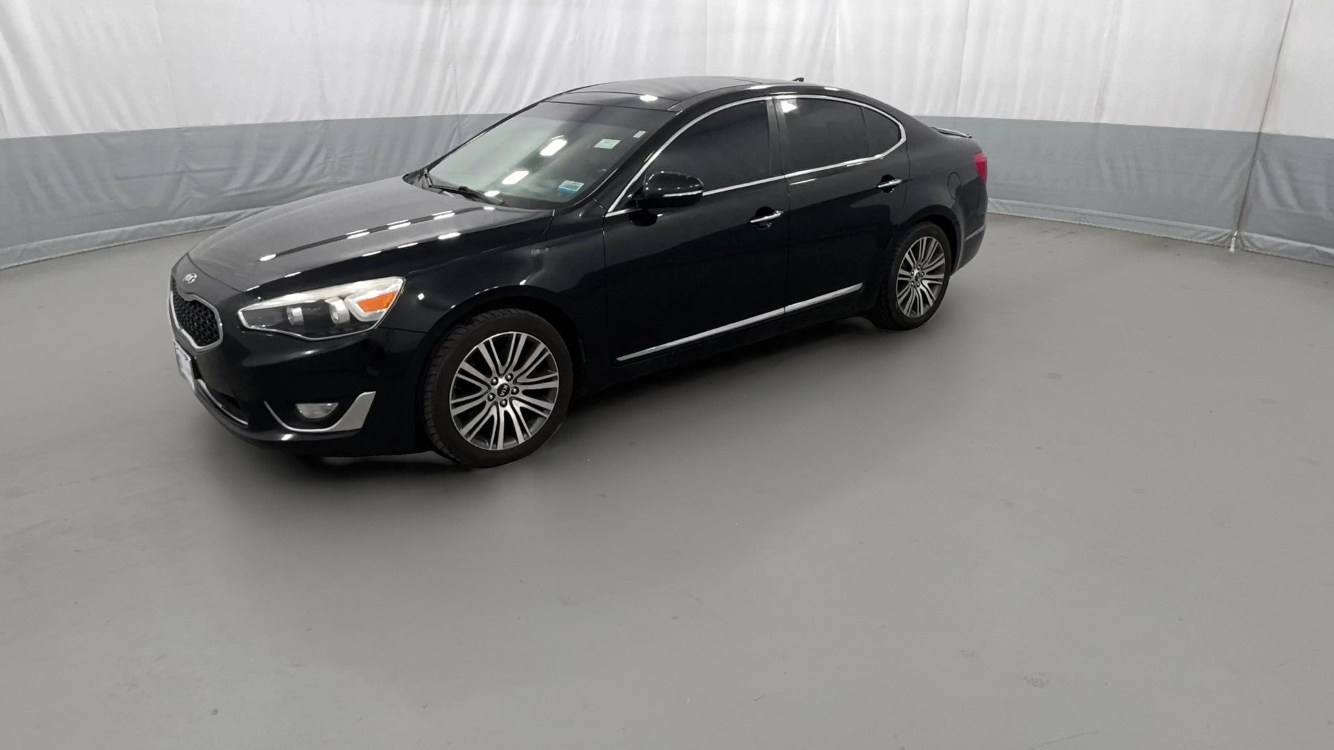 2015 Kia Cadenza vehicle photo
