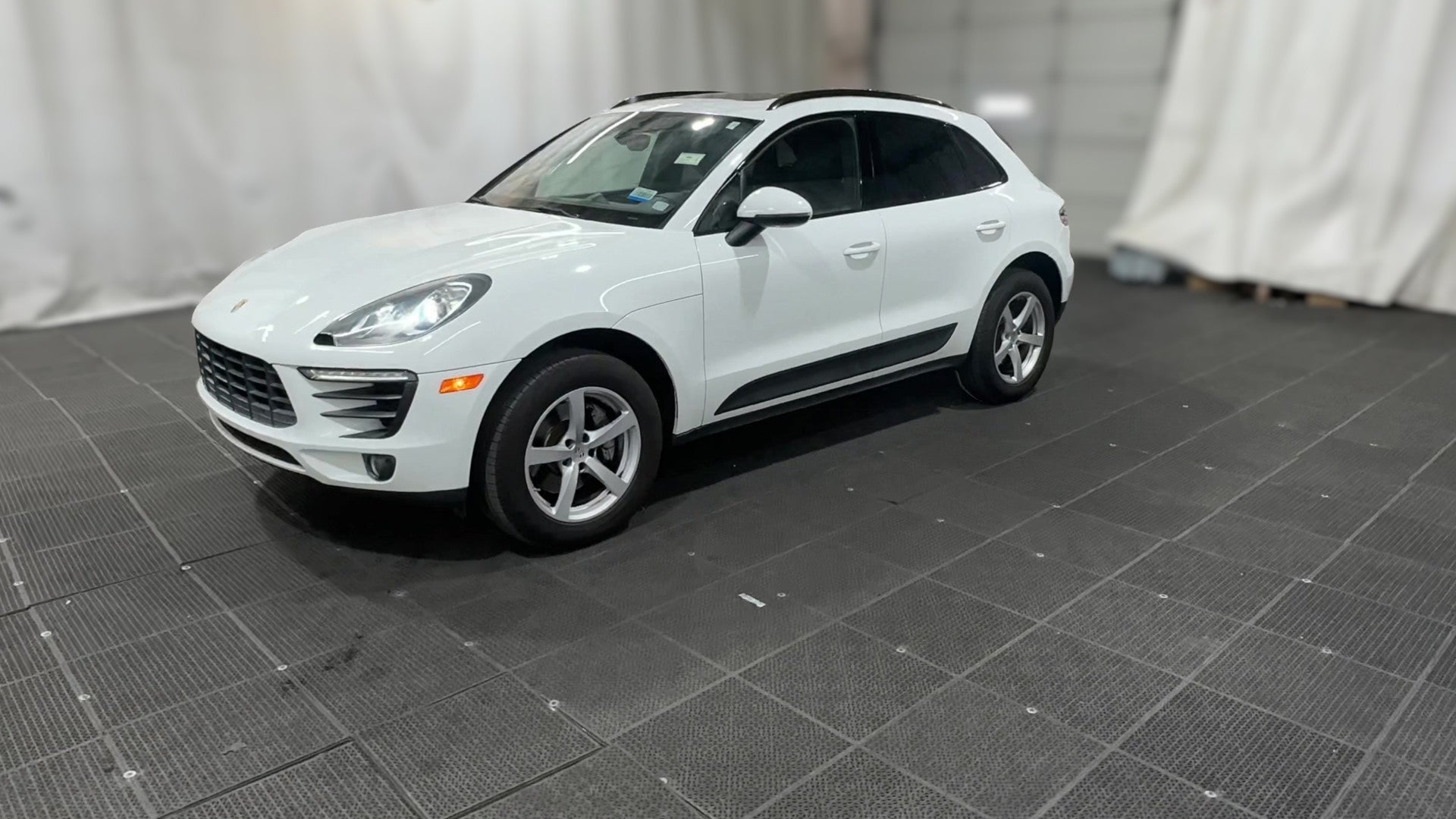 2017 Porsche Macan vehicle photo