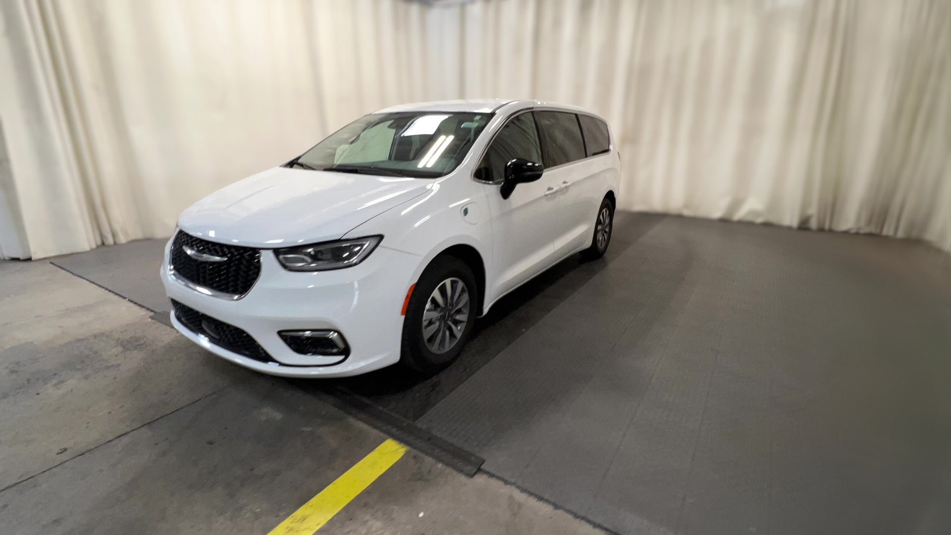 2024 Chrysler Pacifica Hybrid vehicle photo
