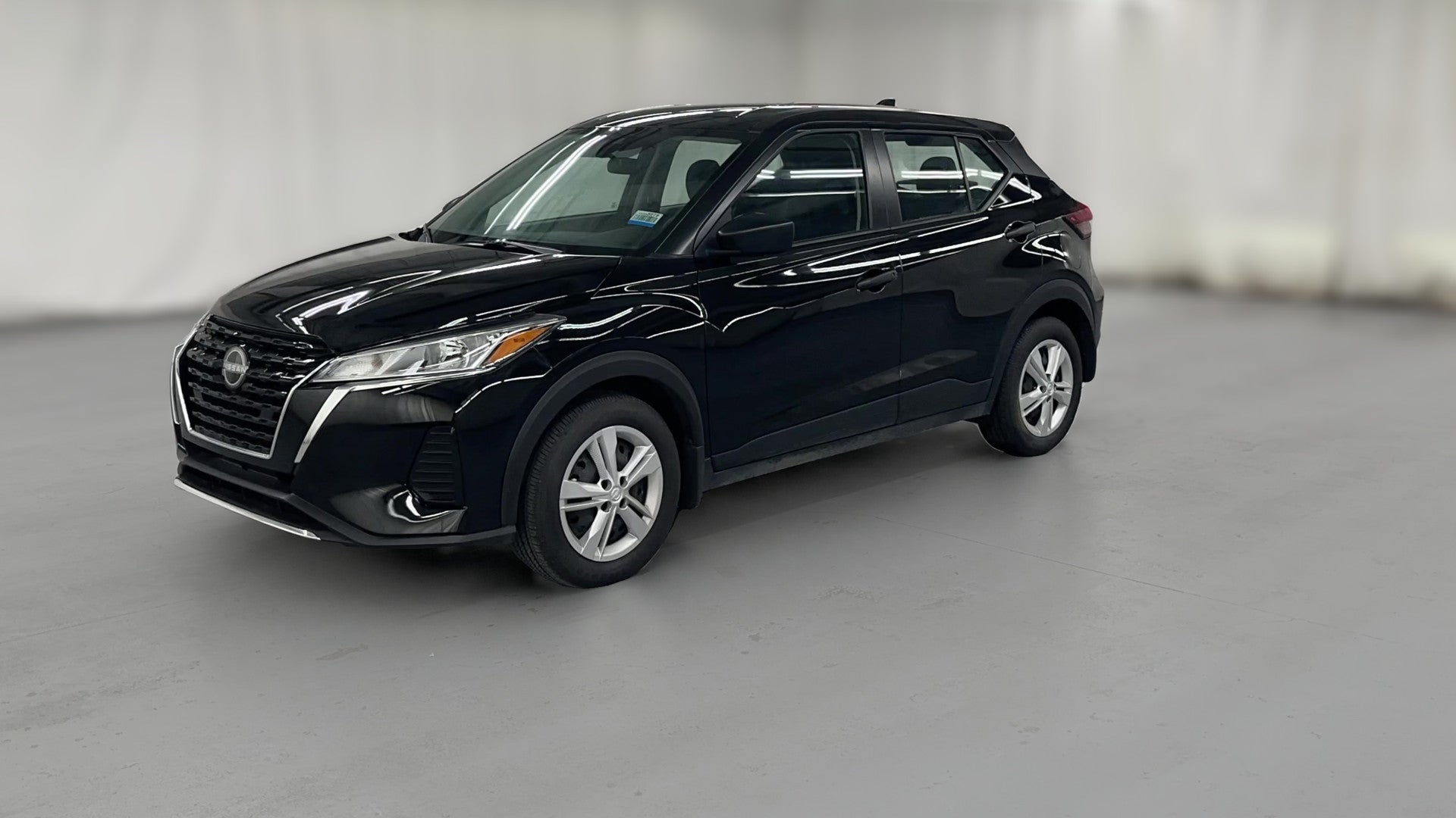 2025 Nissan Kicks Play vehicle photo