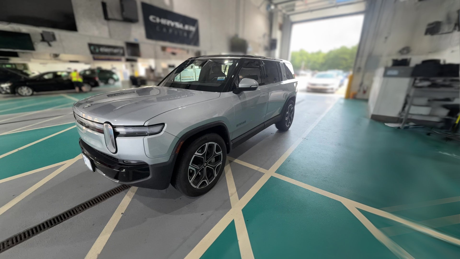 2025 Rivian R1S vehicle photo