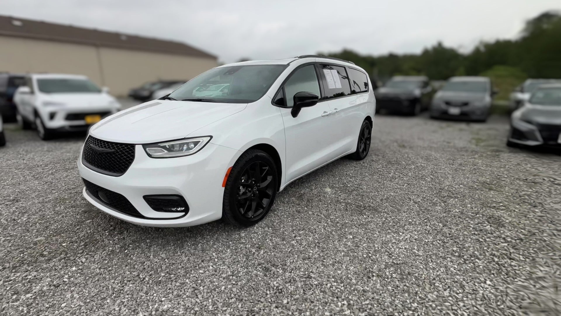 2025 Chrysler Pacifica vehicle photo