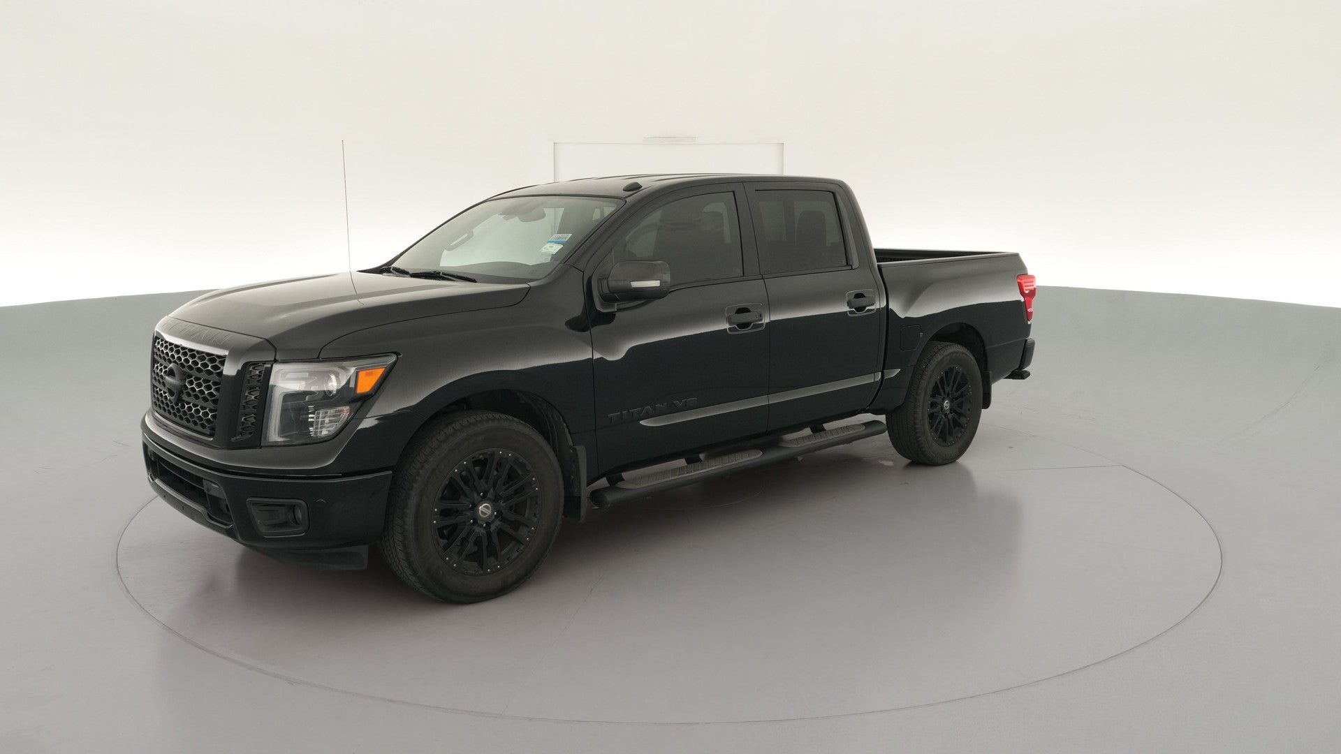 2019 Nissan Titan Crew Cab vehicle photo