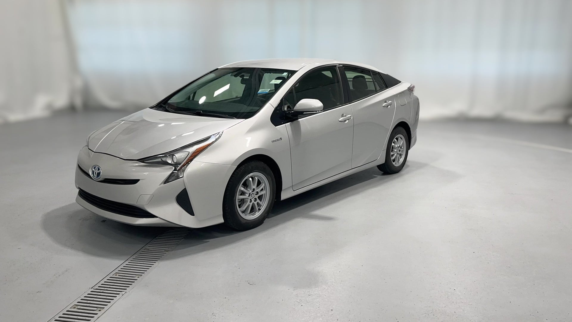 2016 Toyota Prius vehicle photo