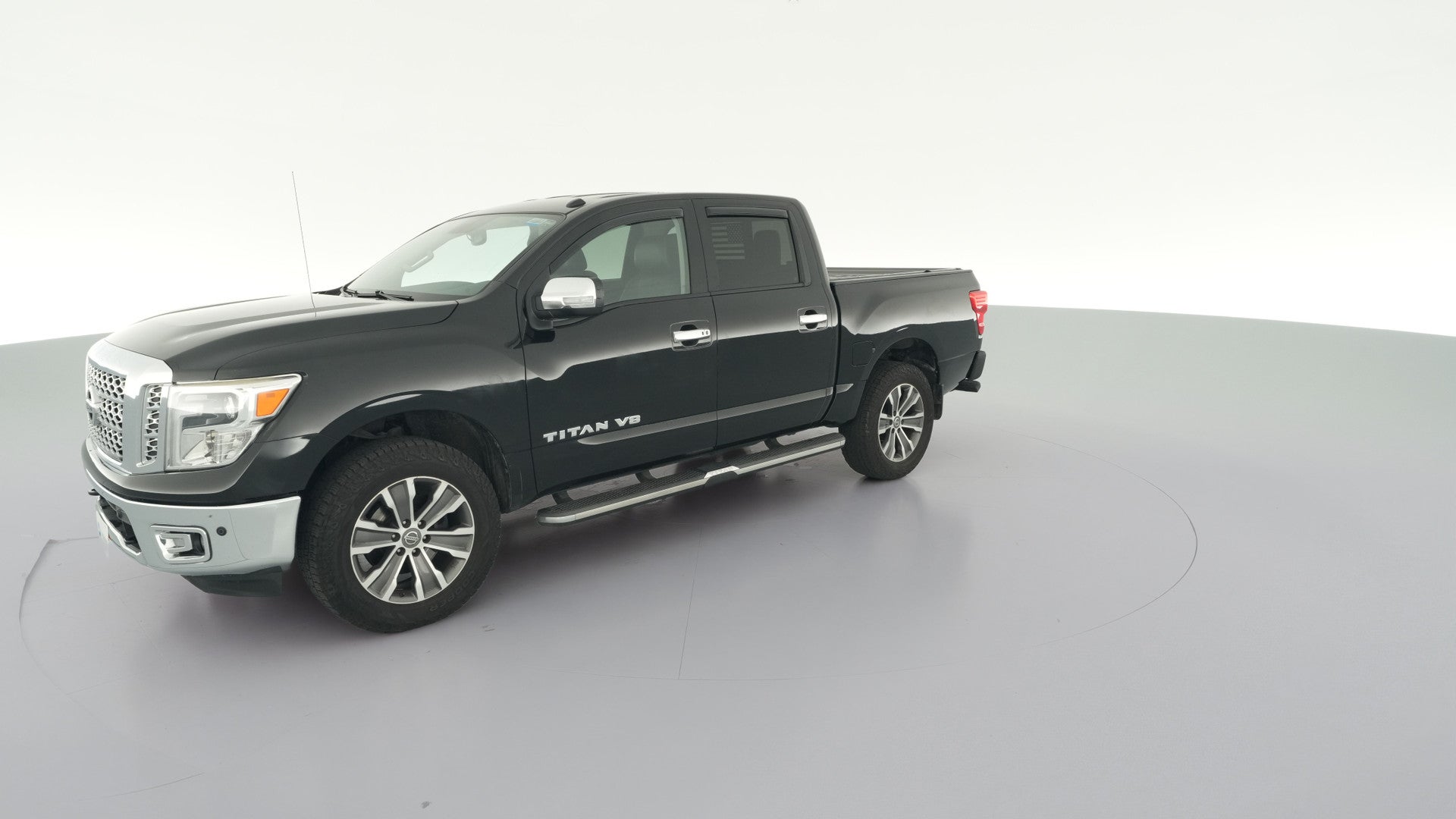 2018 Nissan Titan Crew Cab vehicle photo