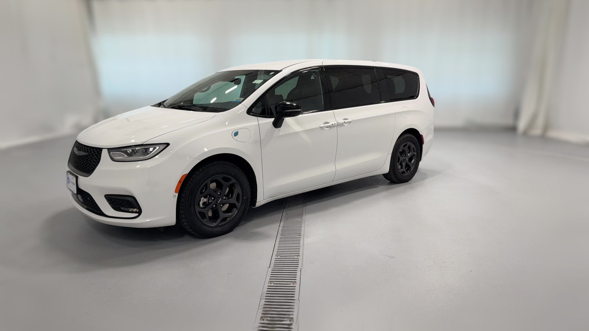 2024 Chrysler Pacifica Hybrid vehicle photo