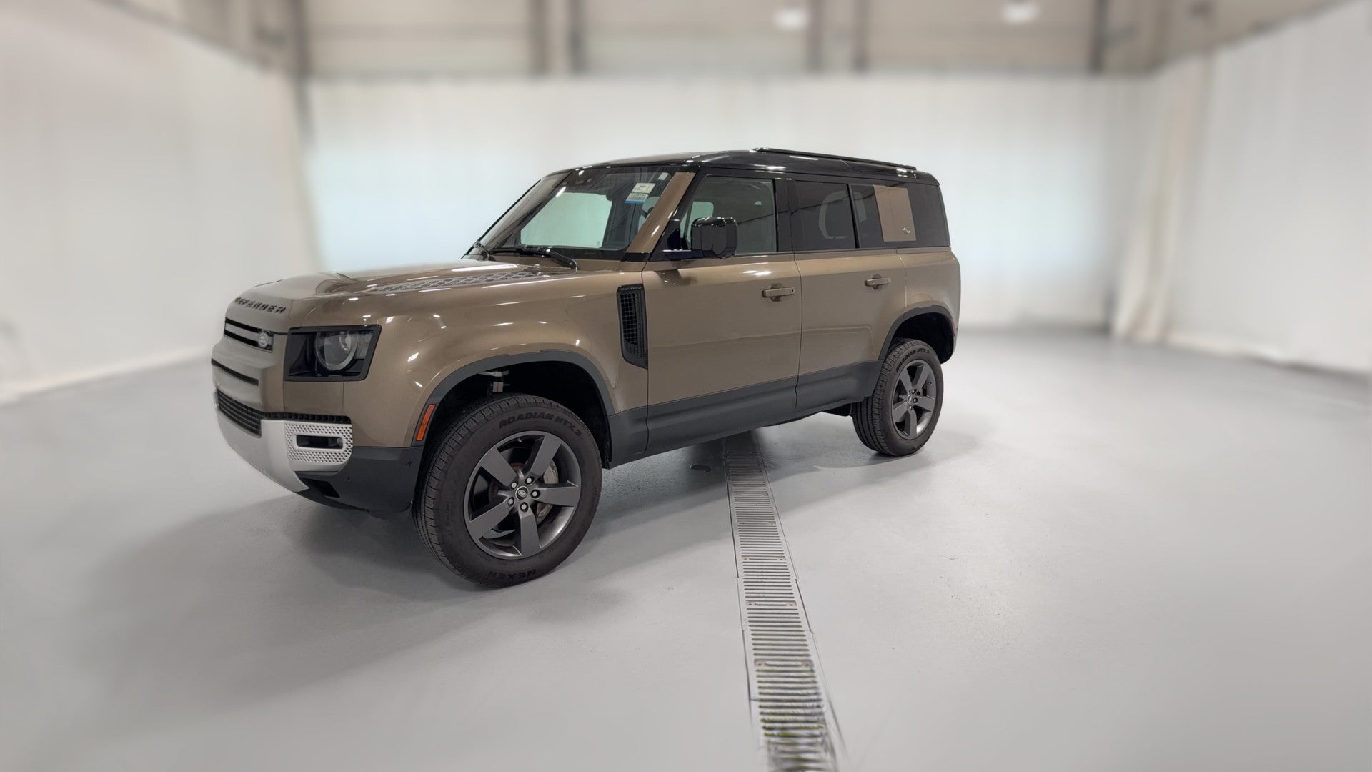 2020 Land Rover Defender 110 vehicle photo