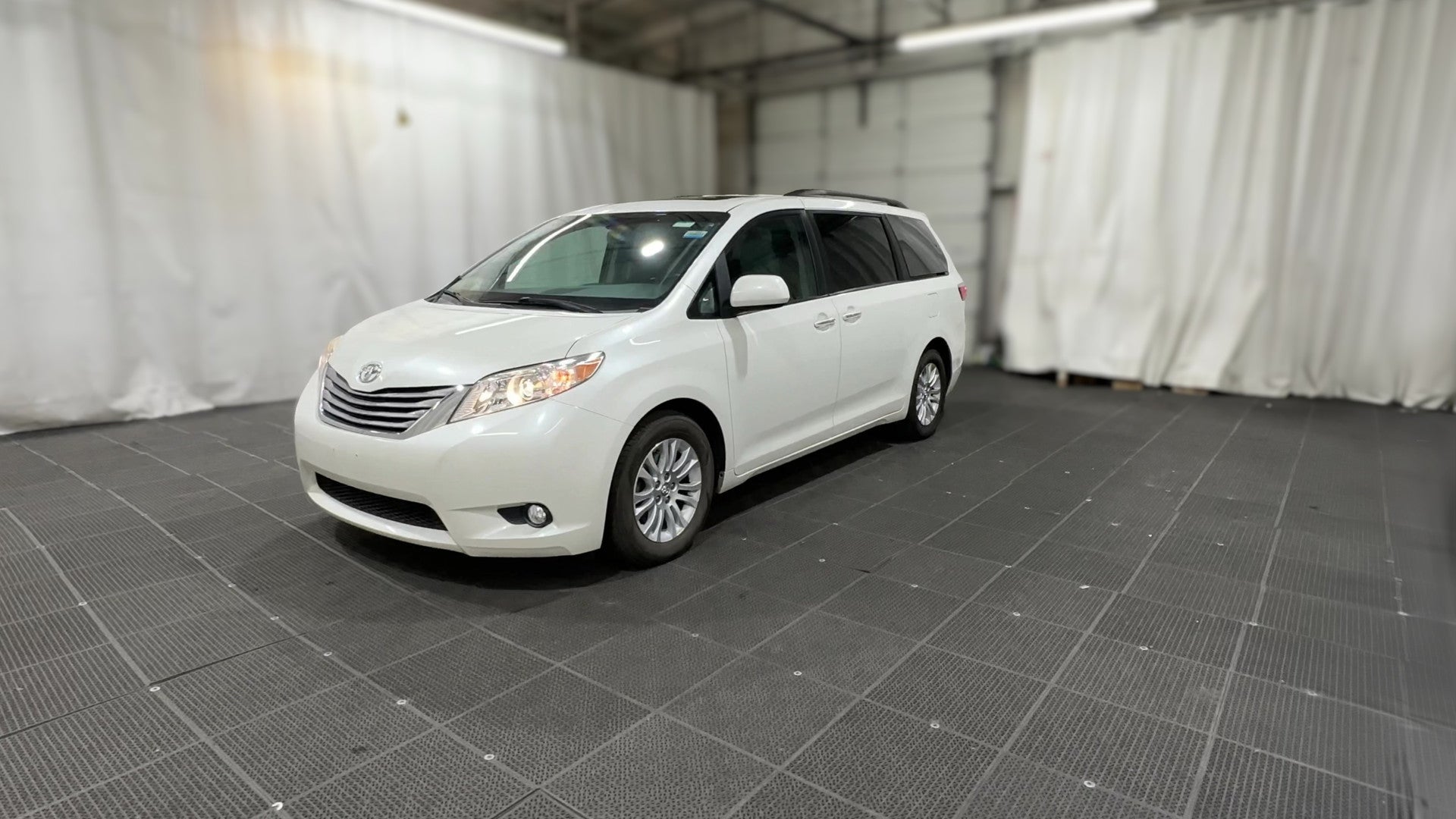 2017 Toyota Sienna vehicle photo
