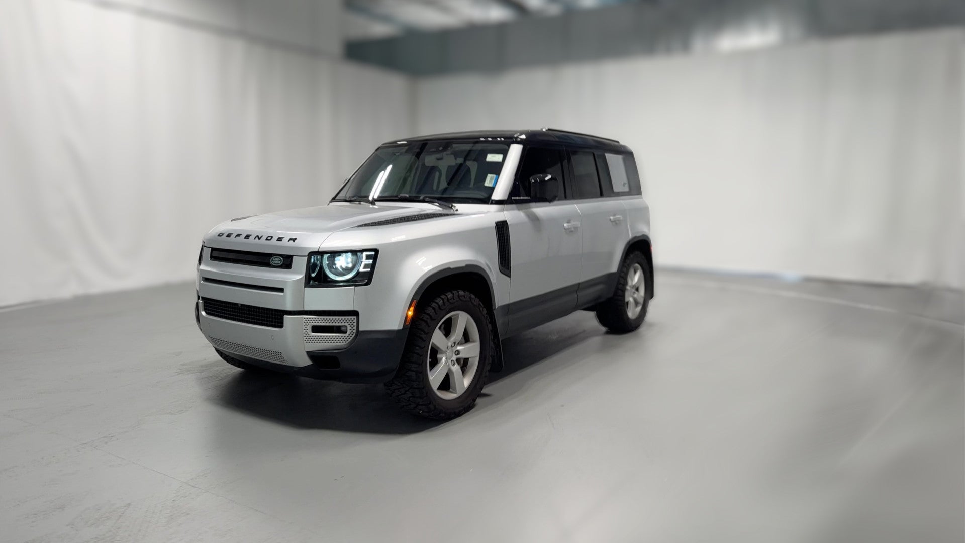 2020 Land Rover Defender 110 vehicle photo