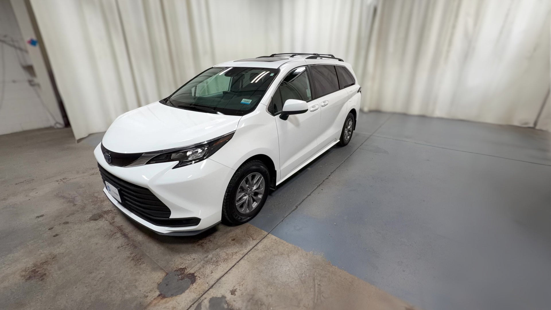 2025 Toyota Sienna vehicle photo