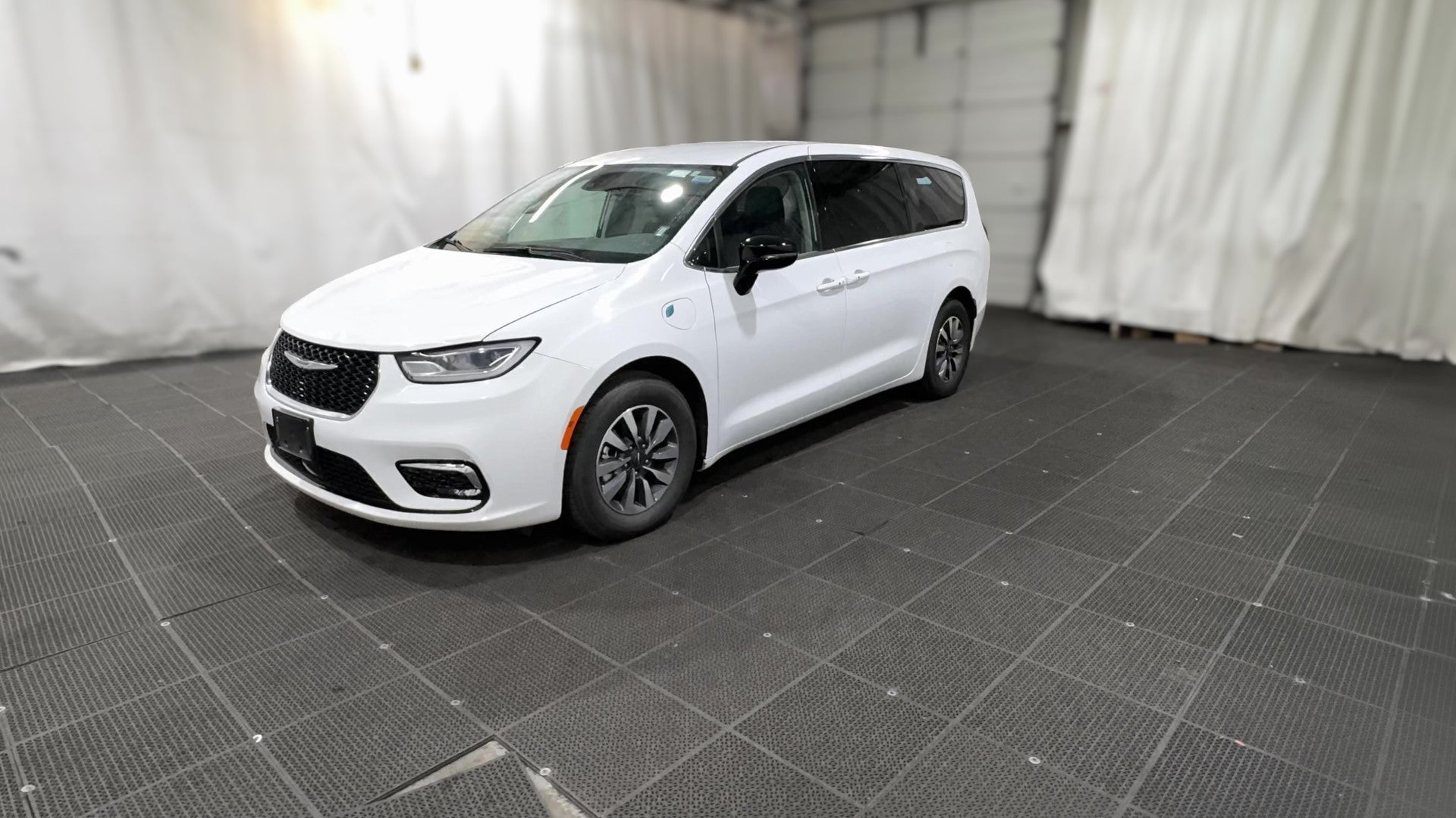 2024 Chrysler Pacifica Hybrid vehicle photo