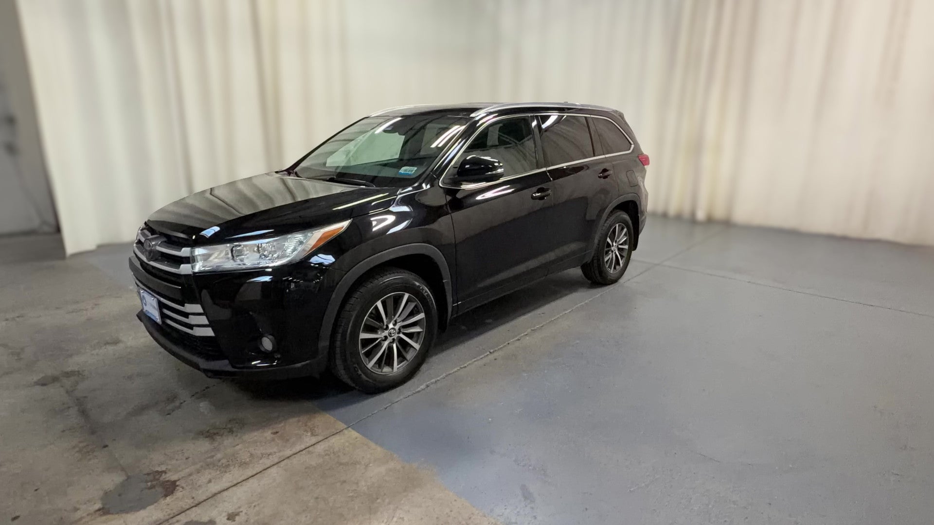 2017 Toyota Highlander vehicle photo