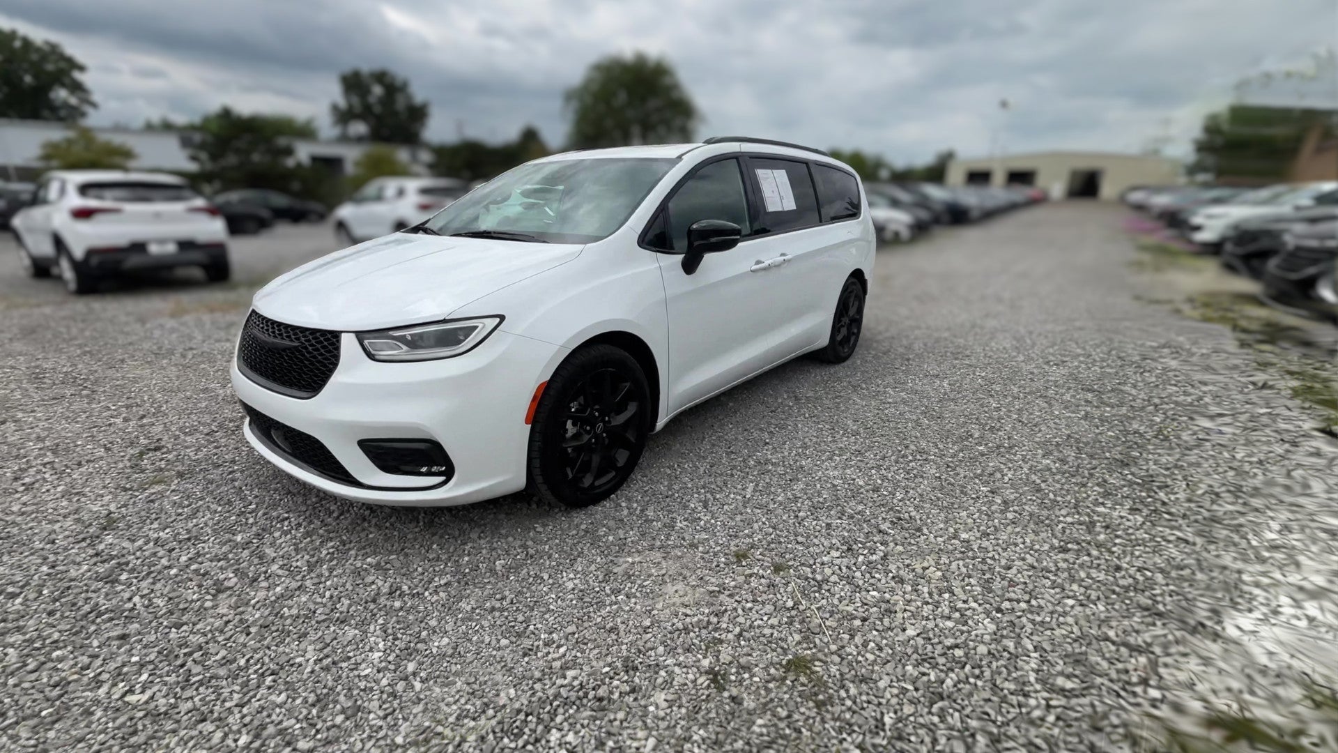 2025 Chrysler Pacifica vehicle photo