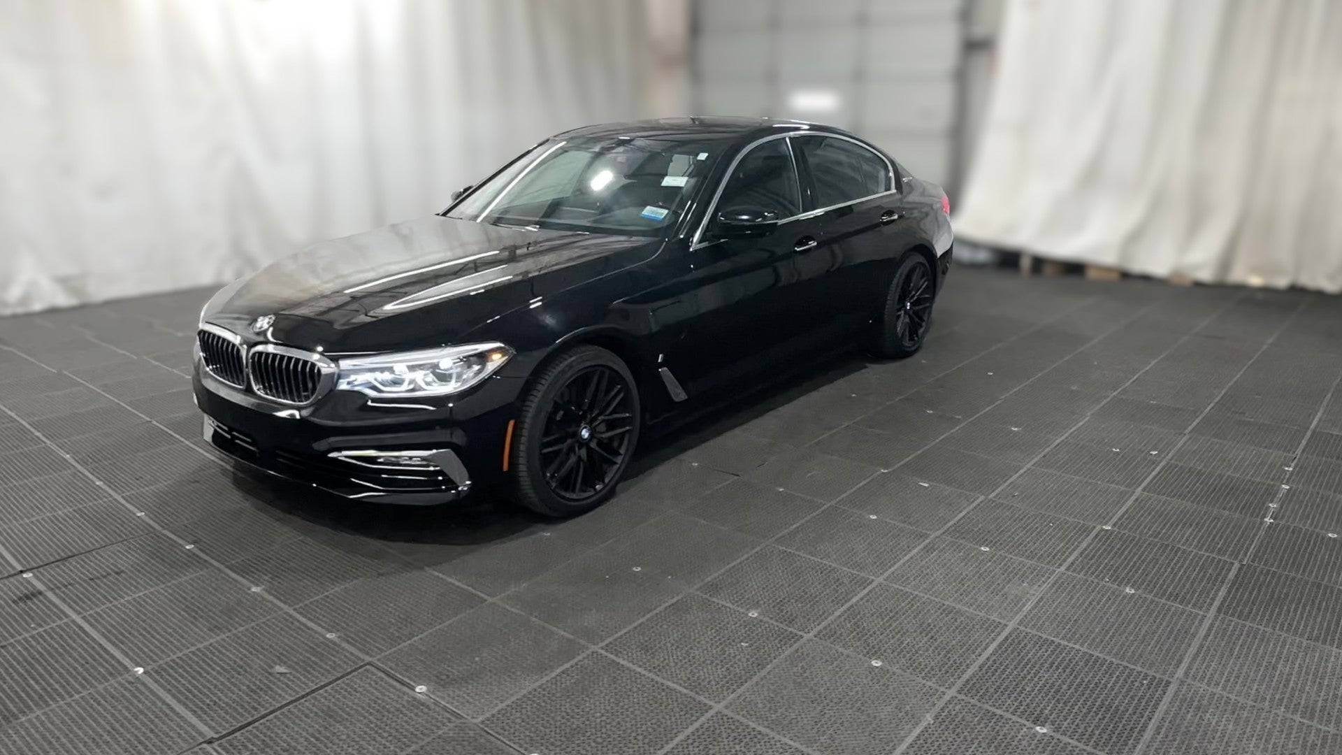 2018 BMW 5 Series vehicle photo