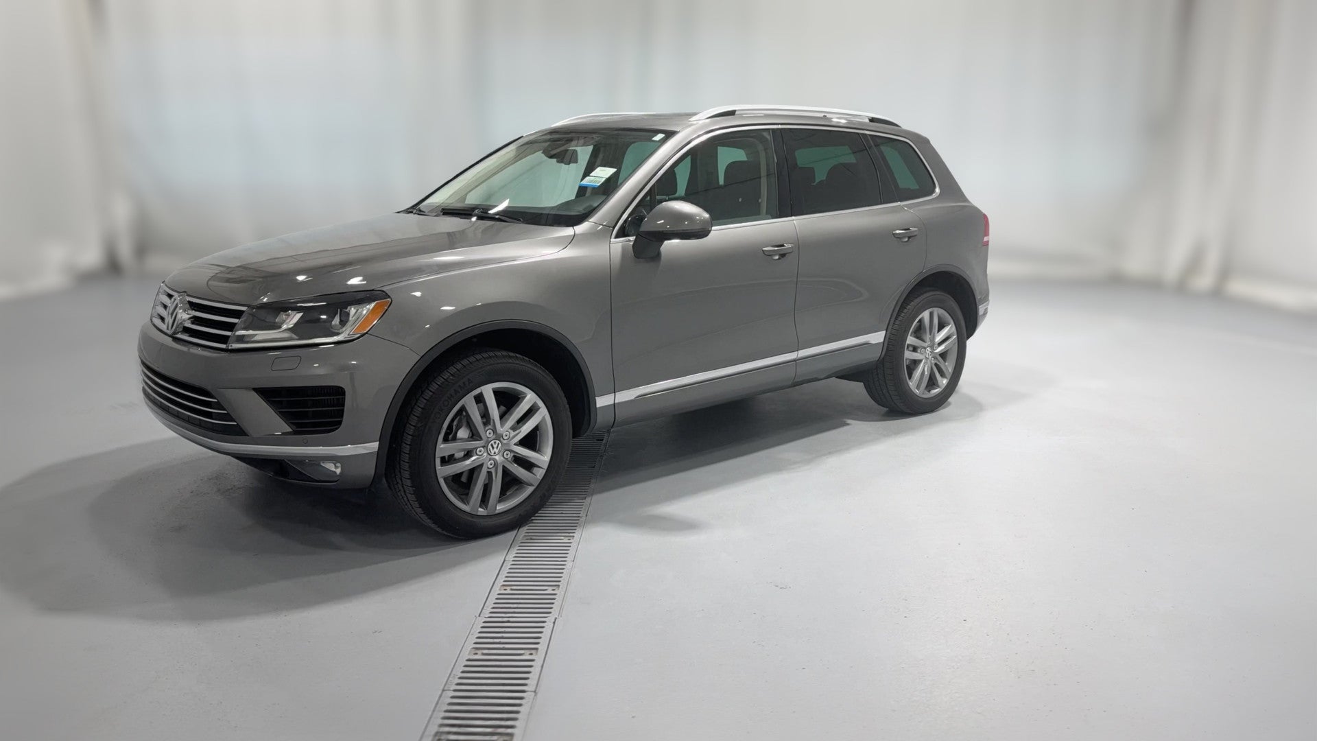 2016 Volkswagen Touareg vehicle photo