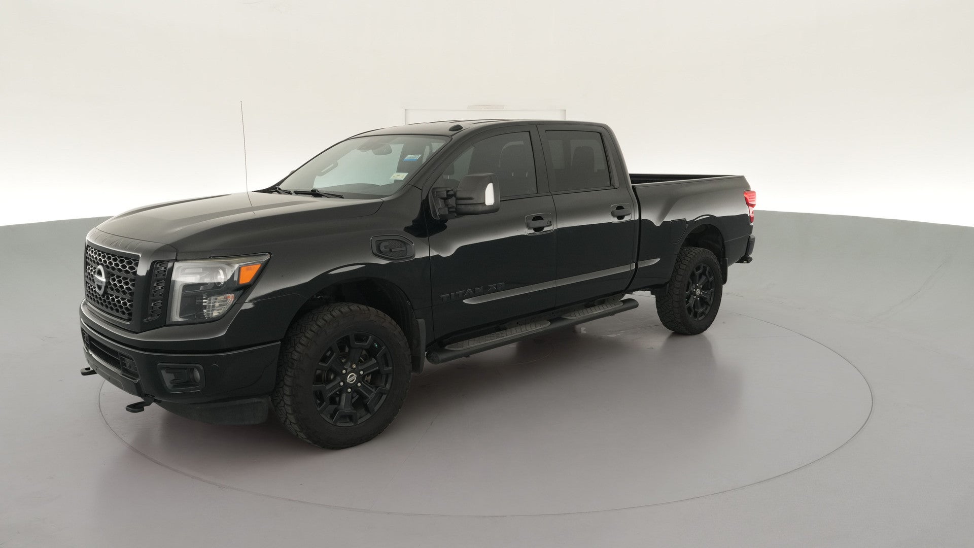 2018 Nissan TITAN XD Crew Cab vehicle photo