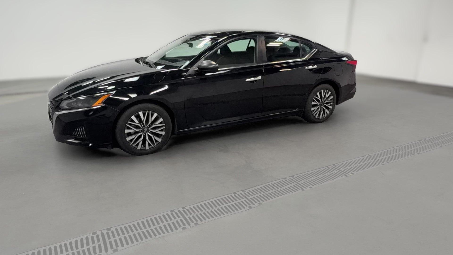 2025 Nissan Altima vehicle photo