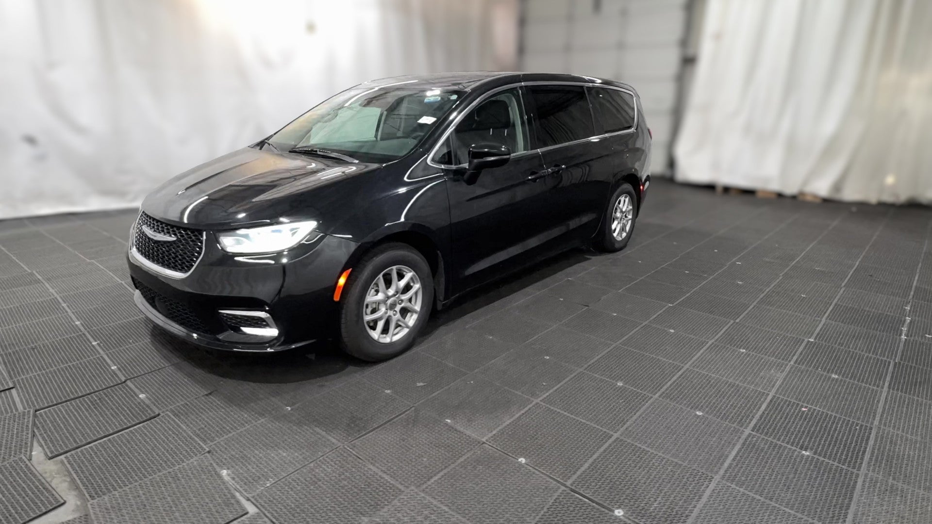 2023 Chrysler Pacifica vehicle photo