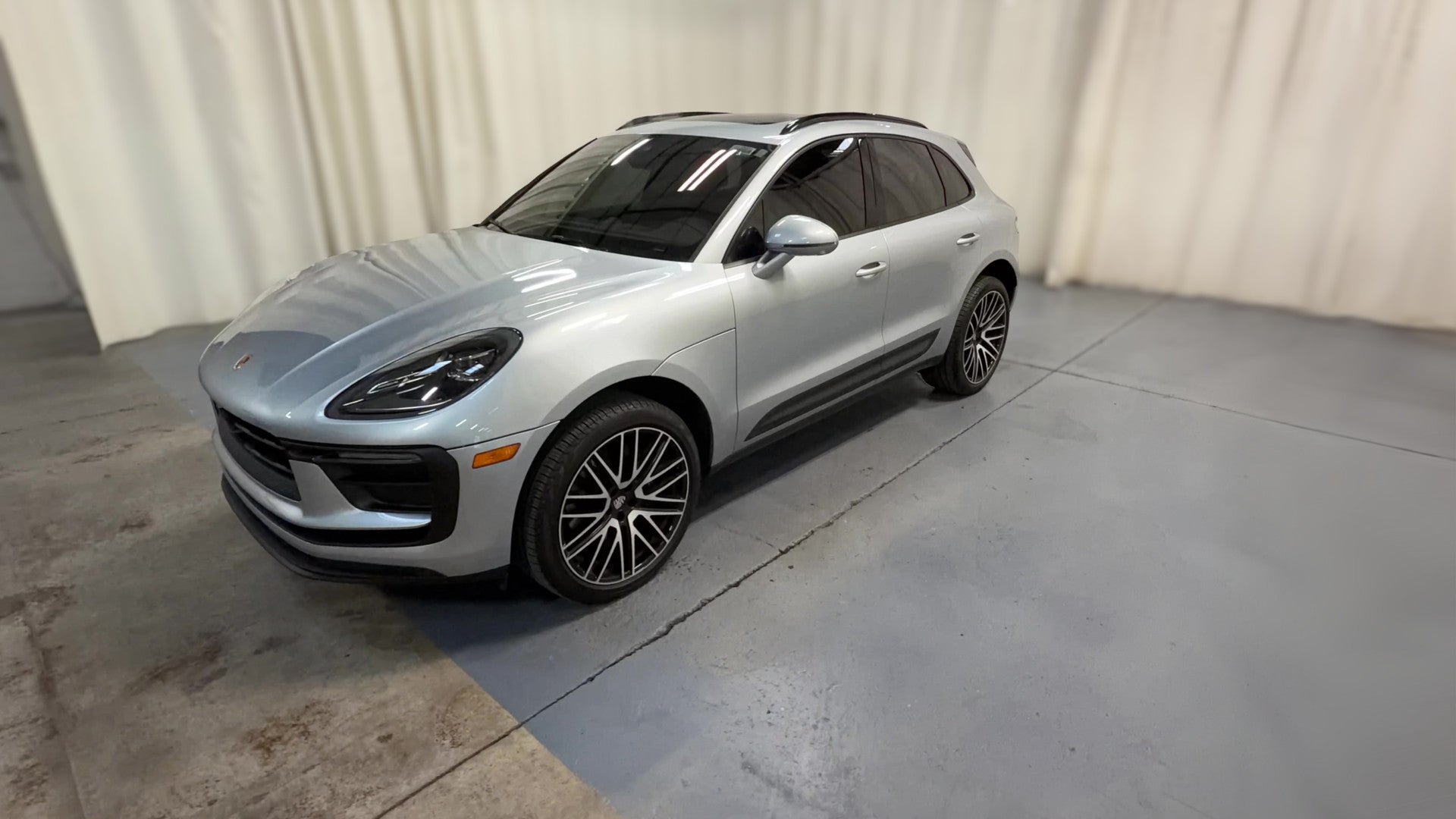 2024 Porsche Macan vehicle photo