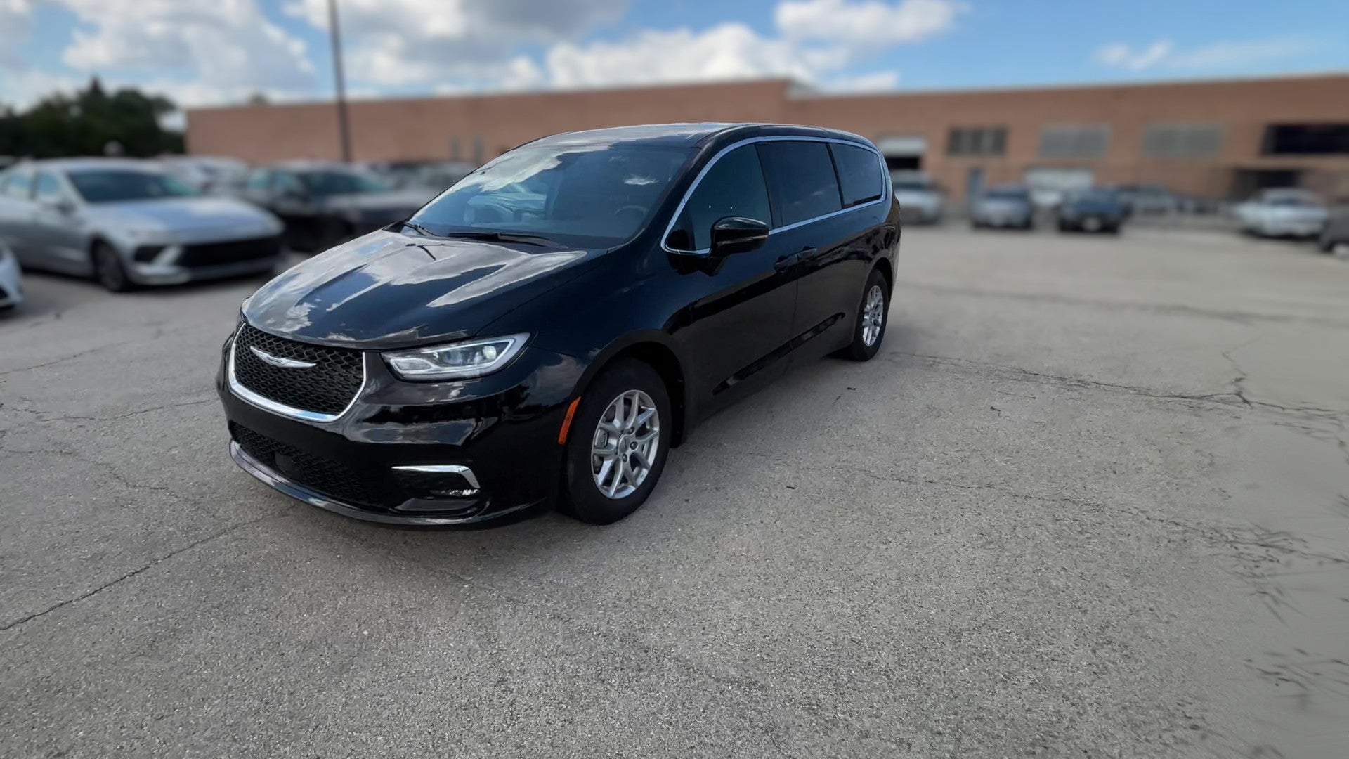 2025 Chrysler Pacifica vehicle photo