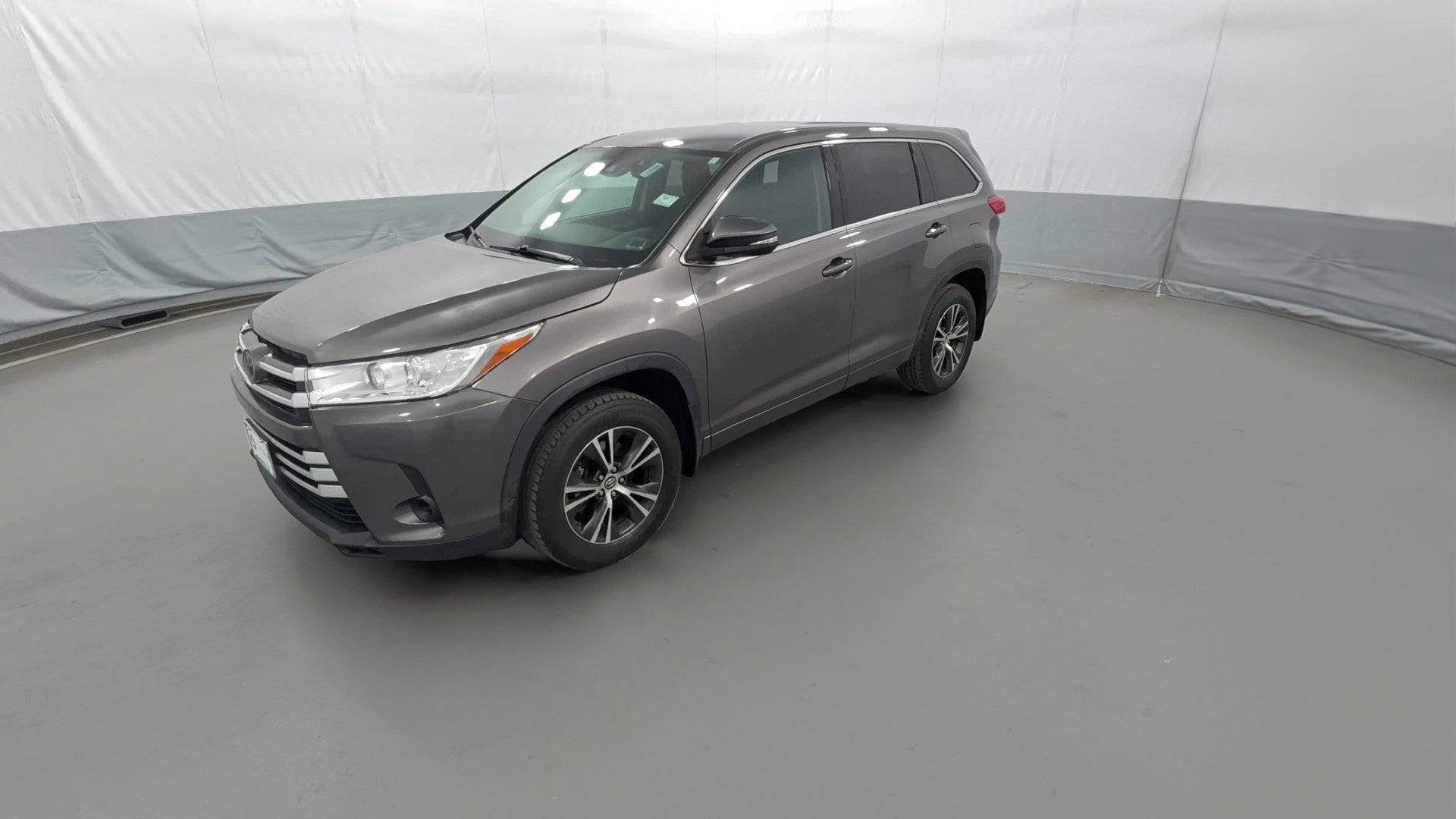 2017 Toyota Highlander vehicle photo