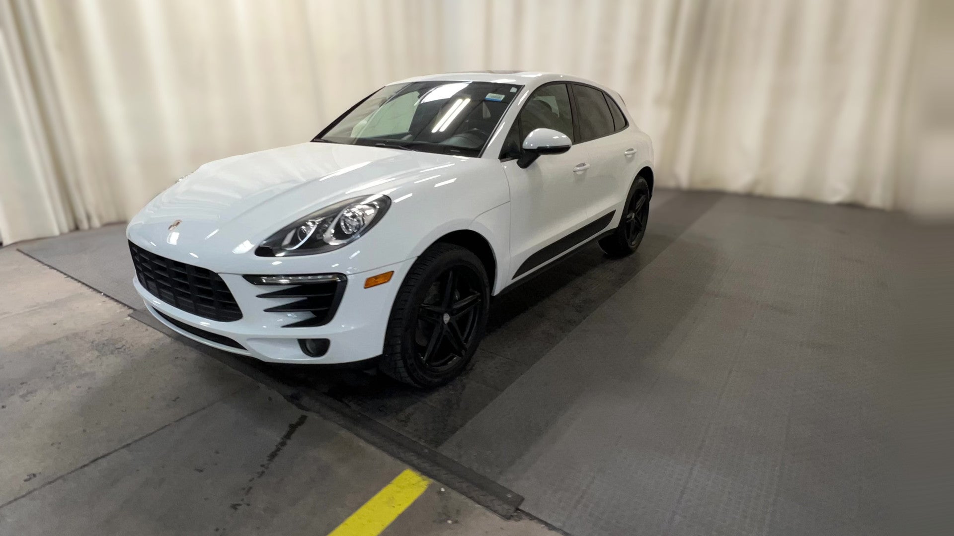 2017 Porsche Macan vehicle photo