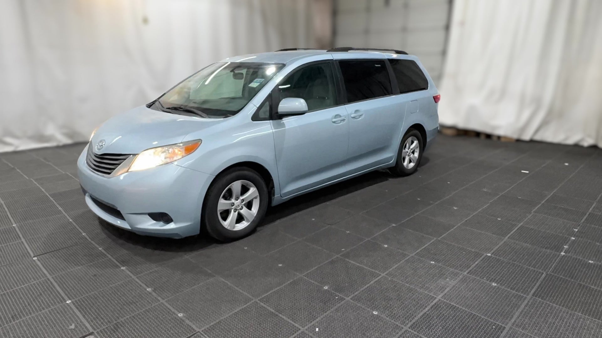 2016 Toyota Sienna vehicle photo