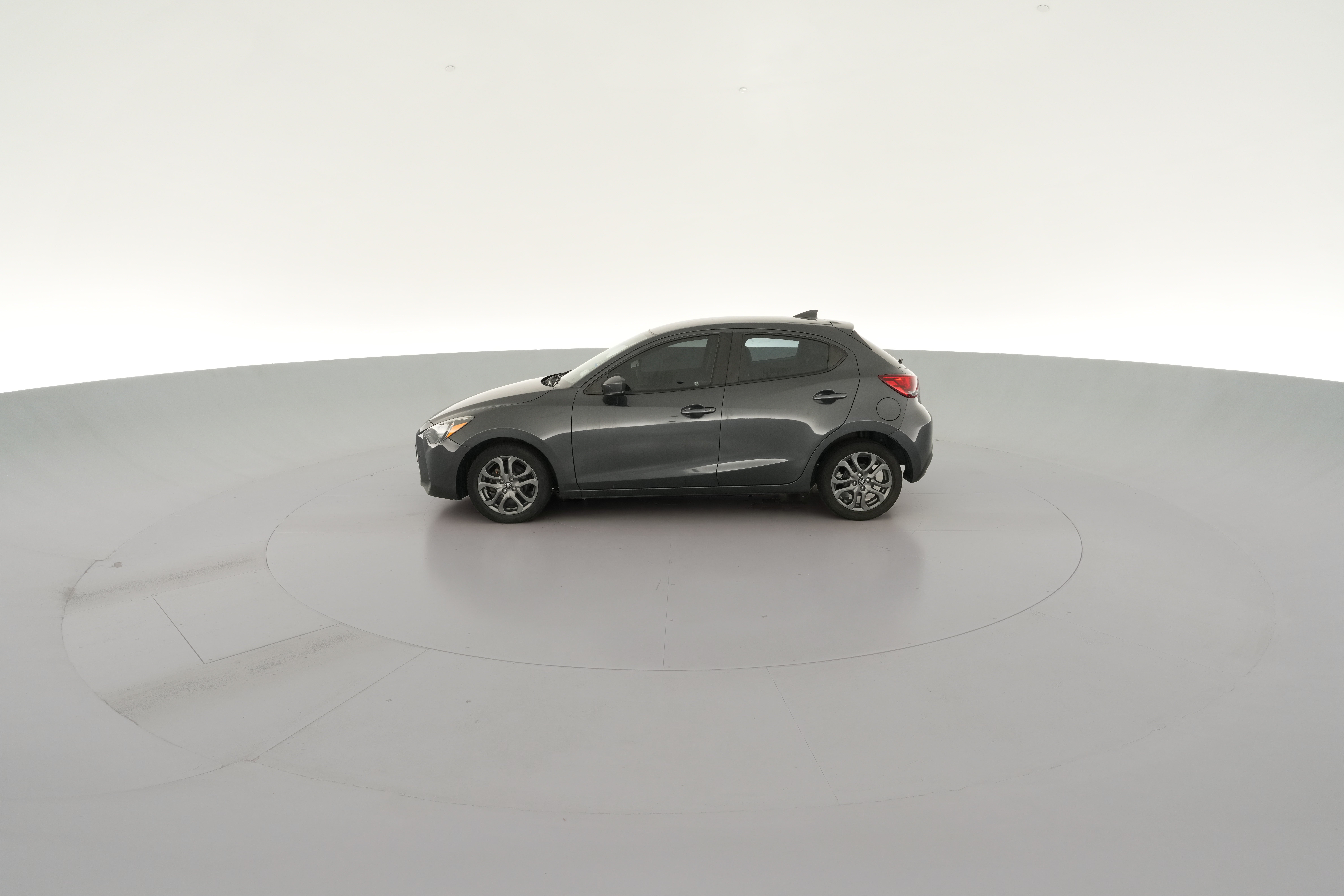 2020 Toyota Yaris LE - Photo 30