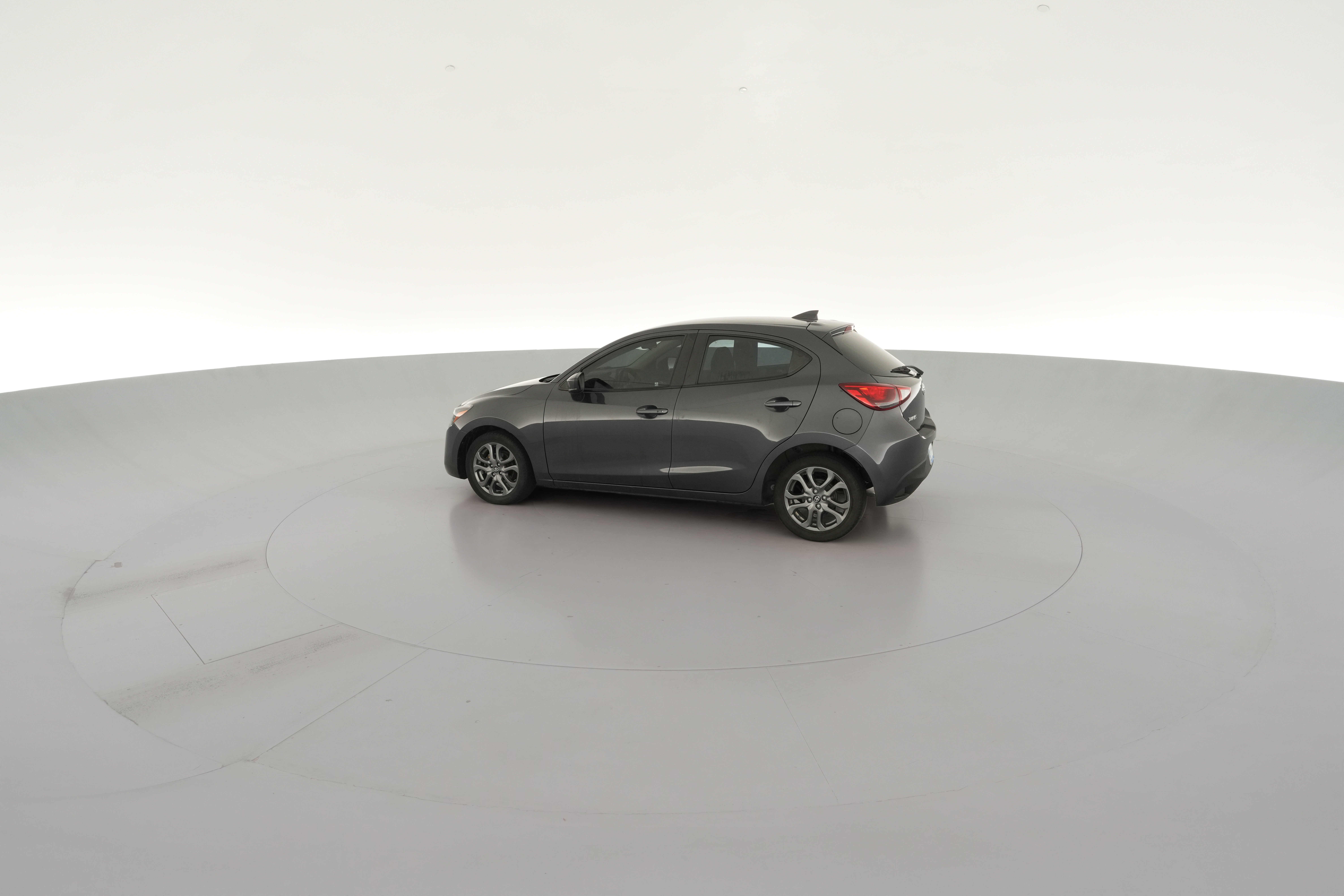 2020 Toyota Yaris LE - Photo 31