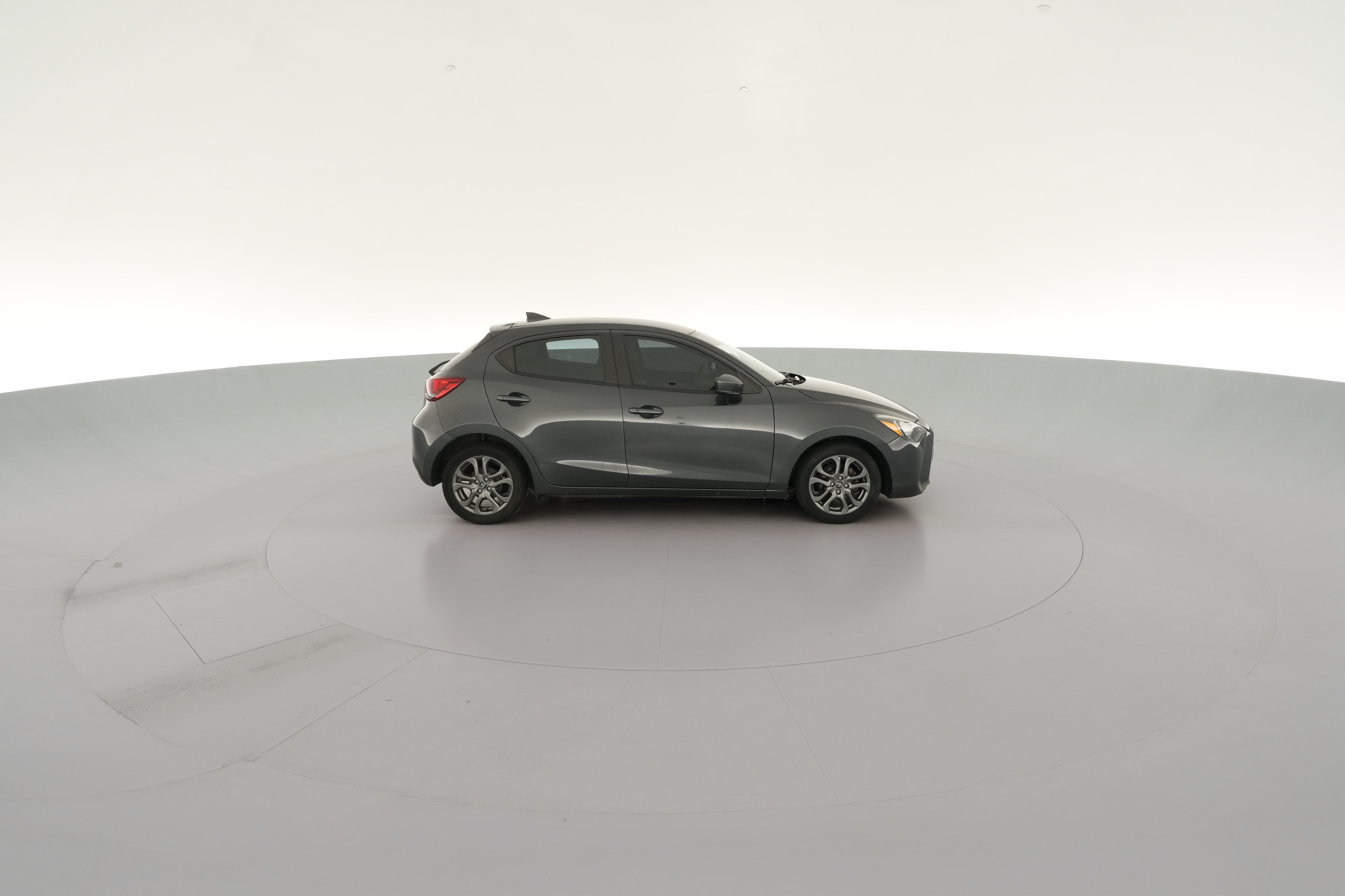 2020 Toyota Yaris LE - Photo 38