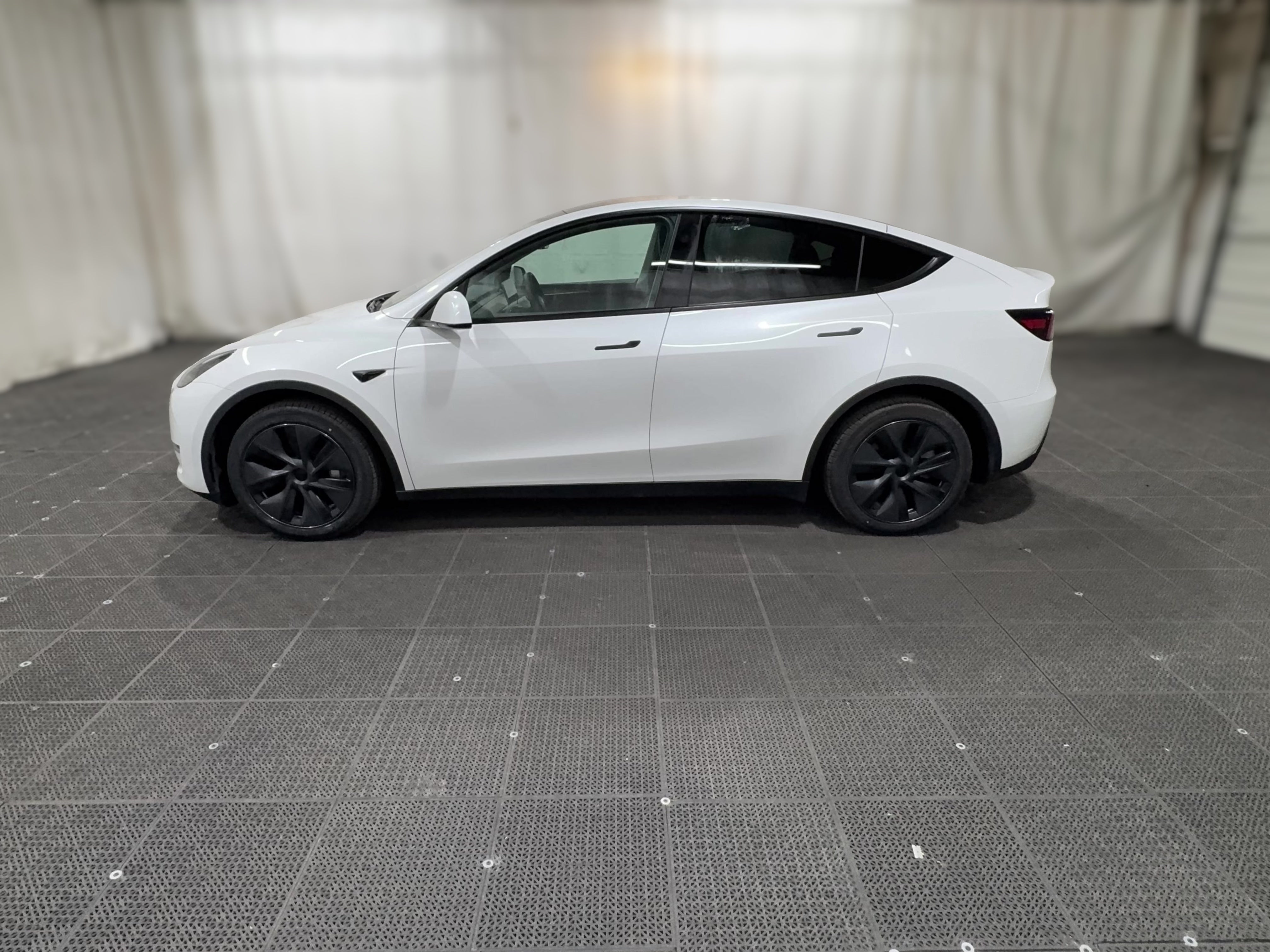 2024 Tesla Model Y Long Range - Photo 29