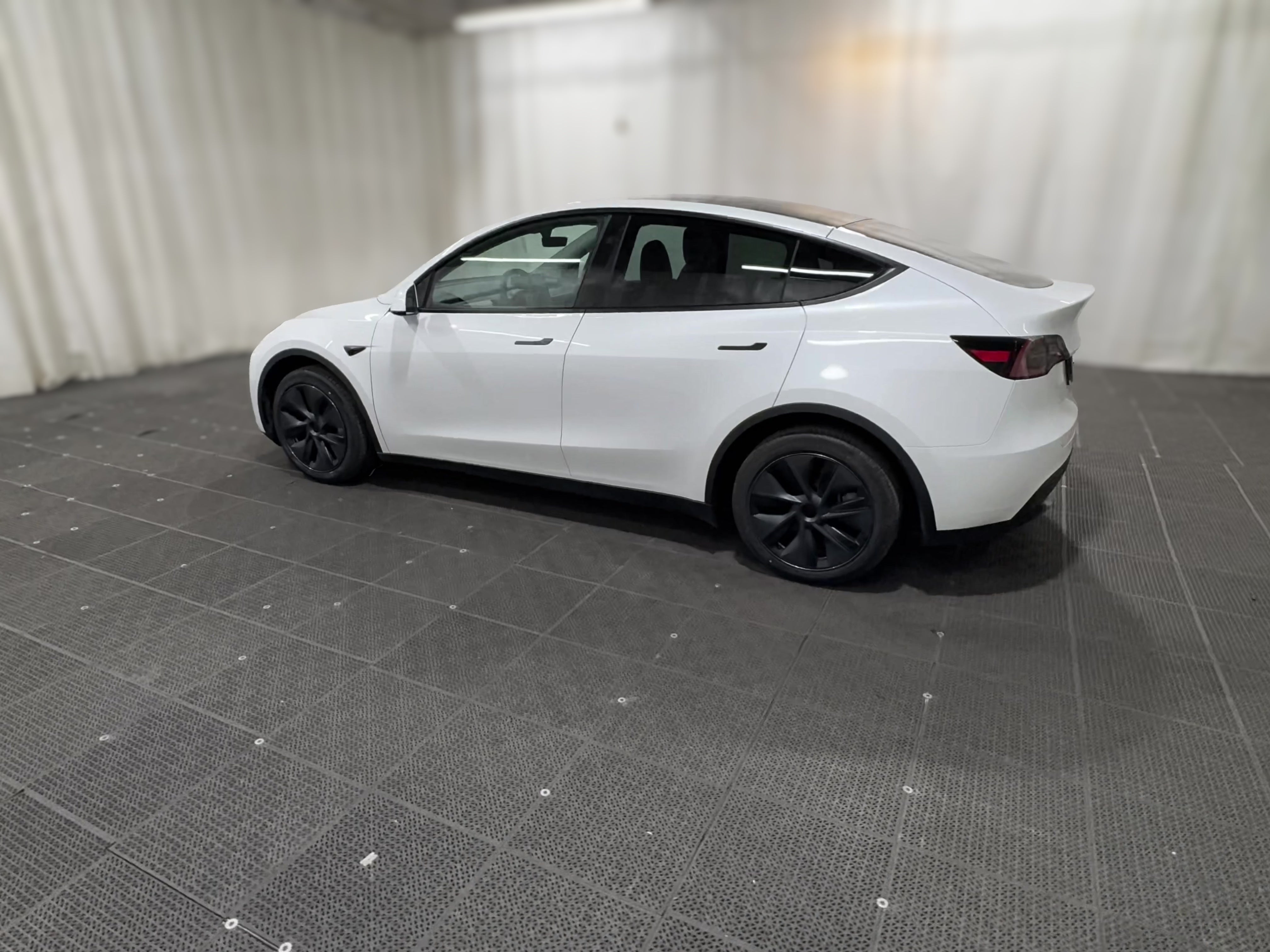 2024 Tesla Model Y Long Range - Photo 30
