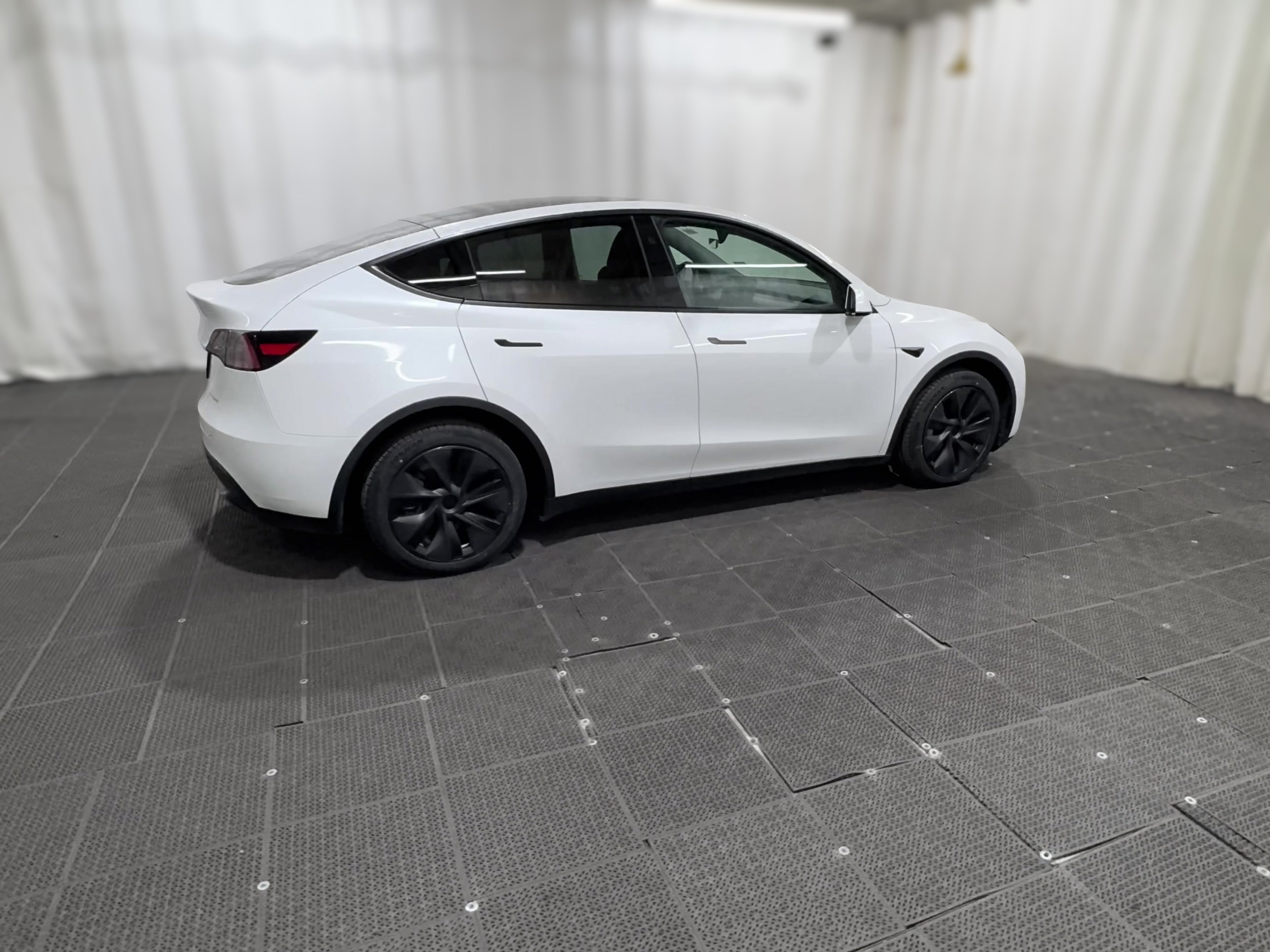 2024 Tesla Model Y Long Range - Photo 36