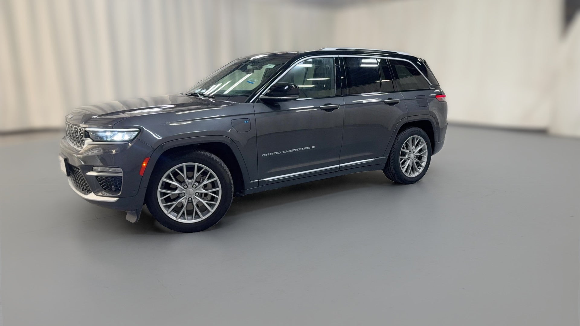 2022 Jeep Grand Cherokee 4xe vehicle photo