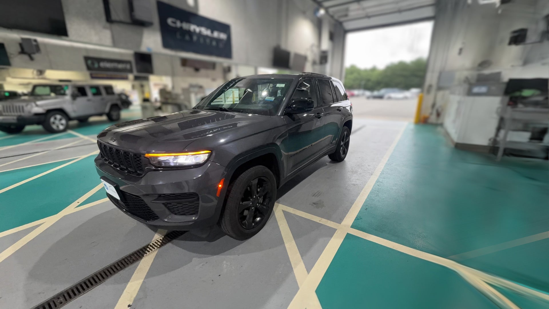 2023 Jeep Grand Cherokee vehicle photo