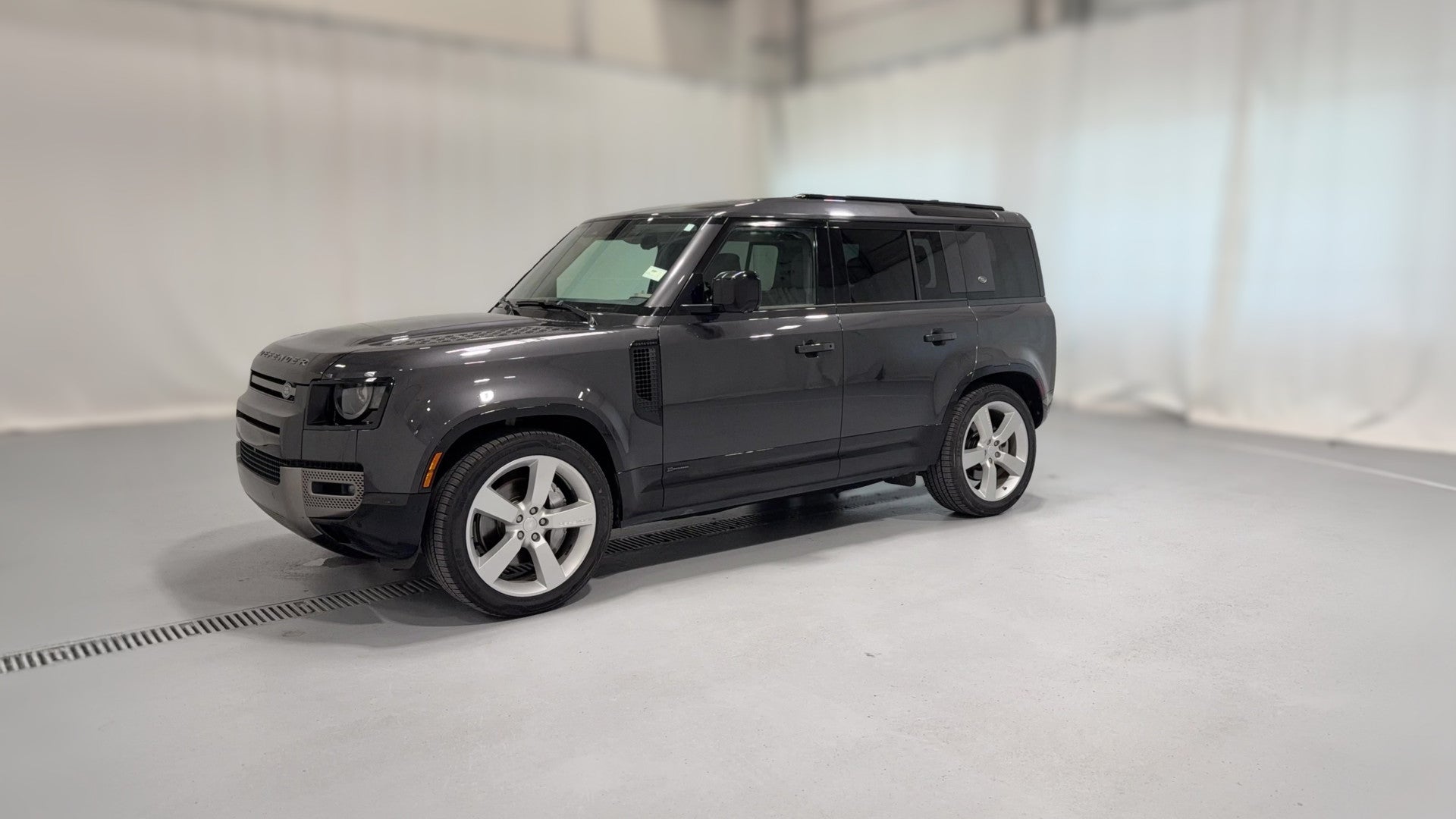 2021 Land Rover Defender 110 vehicle photo