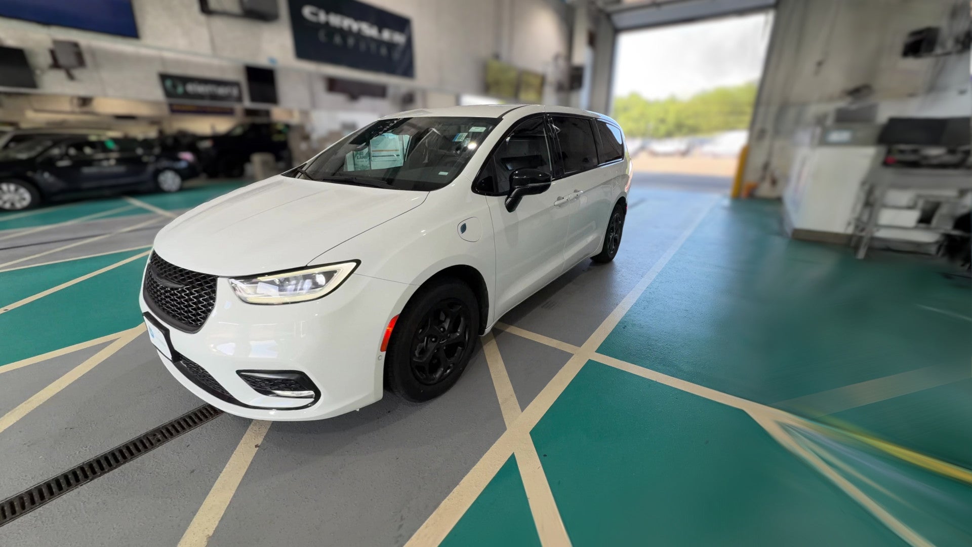 2024 Chrysler Pacifica Hybrid vehicle photo
