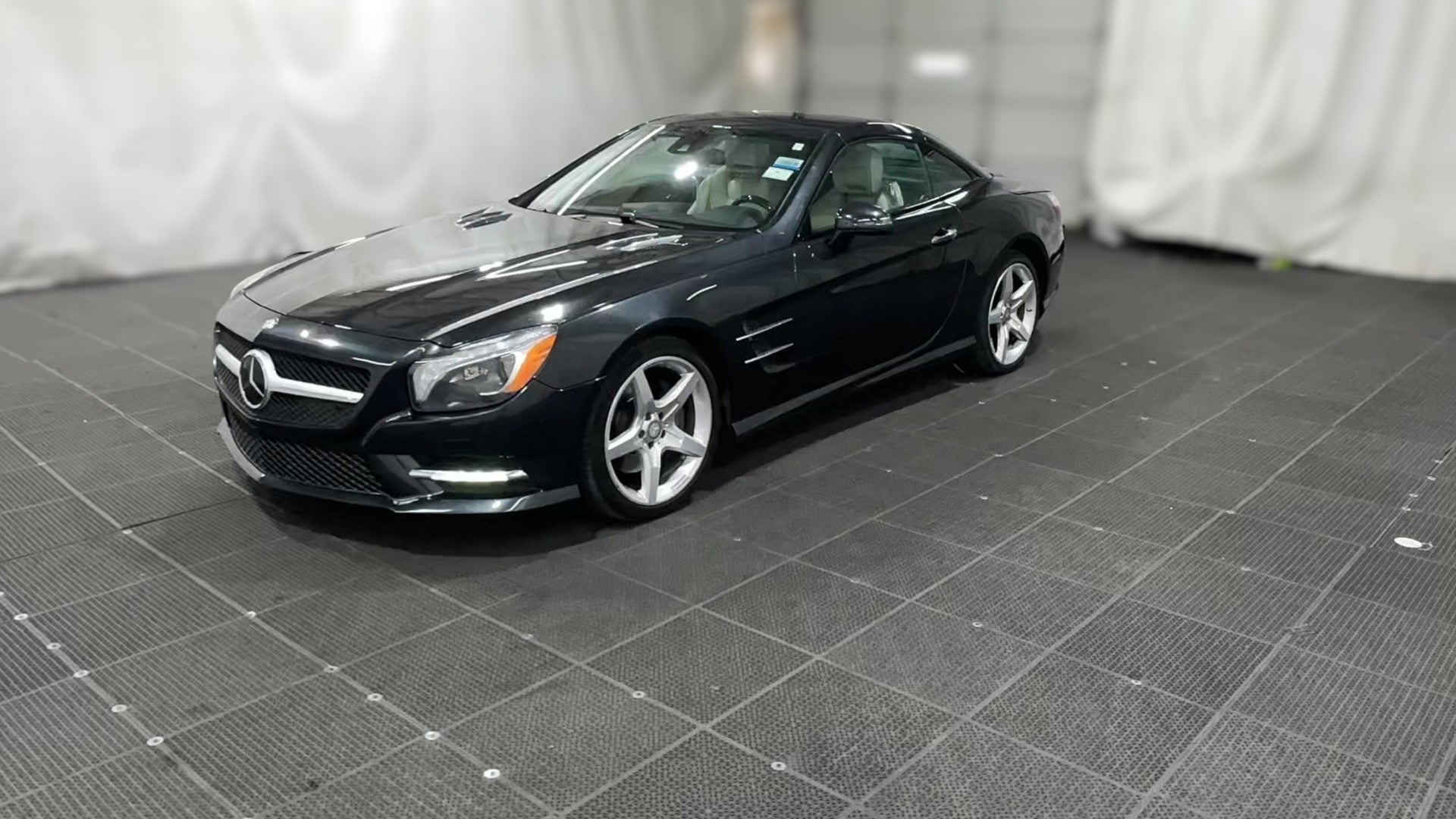 2016 Mercedes-Benz SL vehicle photo